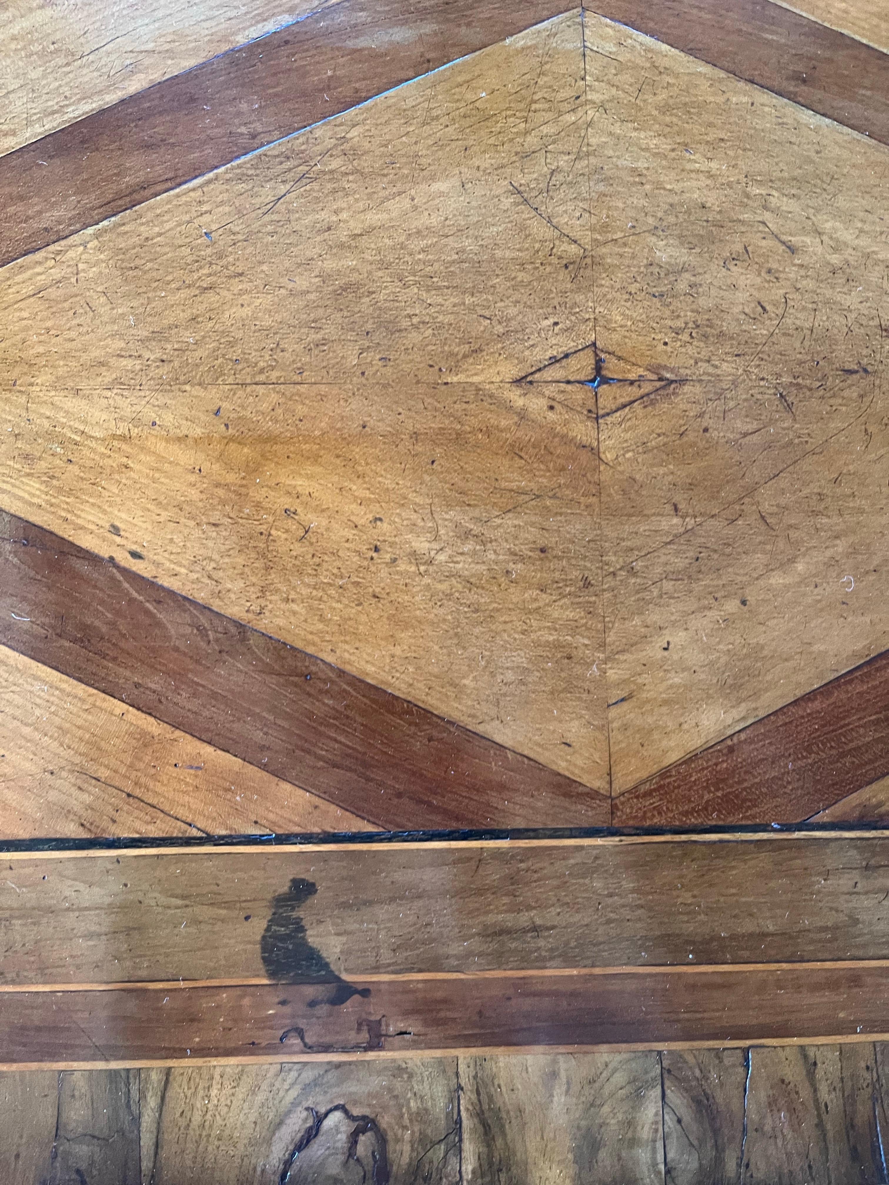 Commodo italiano del XVIII secolo in noce e radica intarsiato in vendita 13