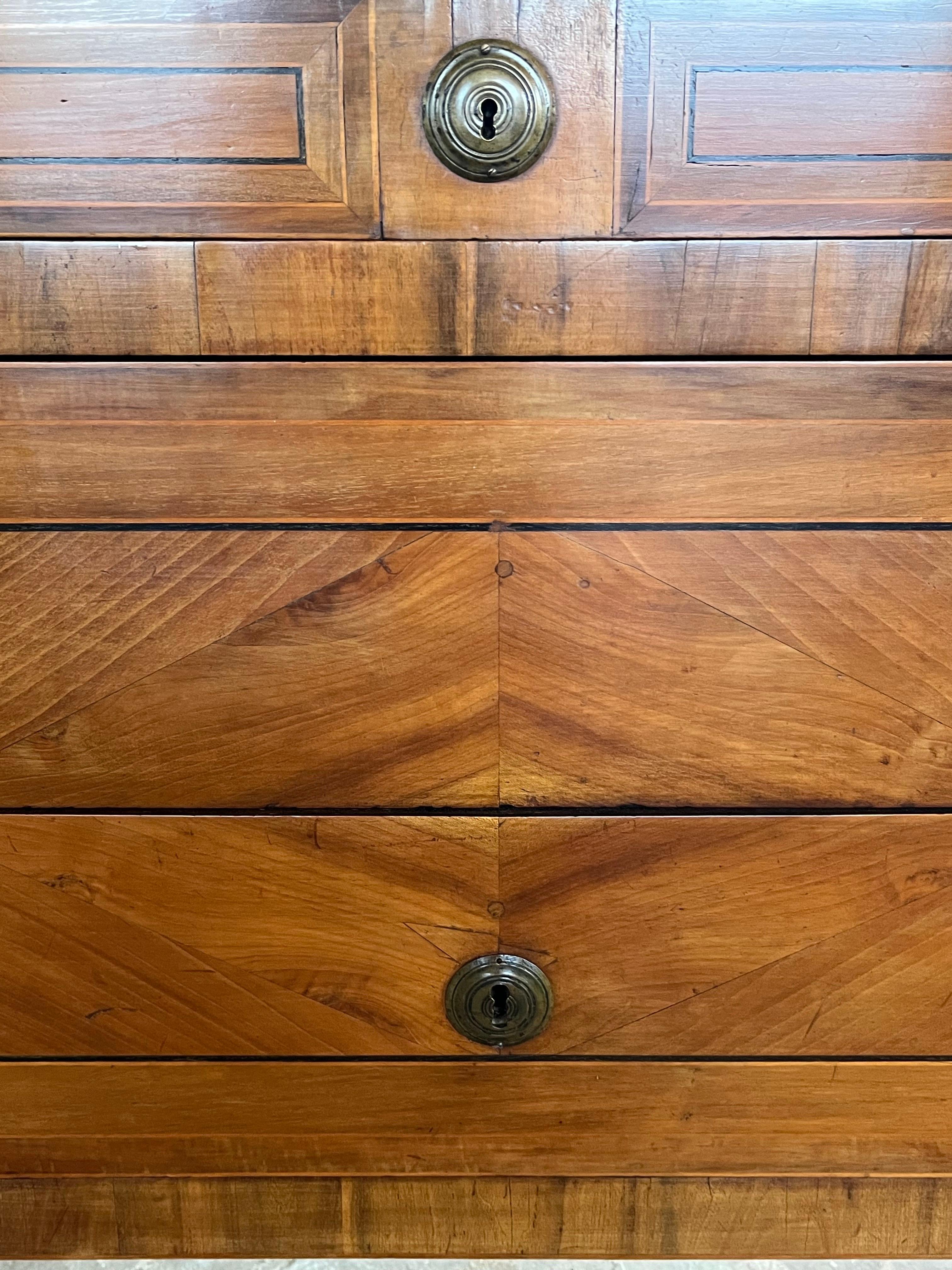 Neoclassico Commodo italiano del XVIII secolo in noce e radica intarsiato in vendita