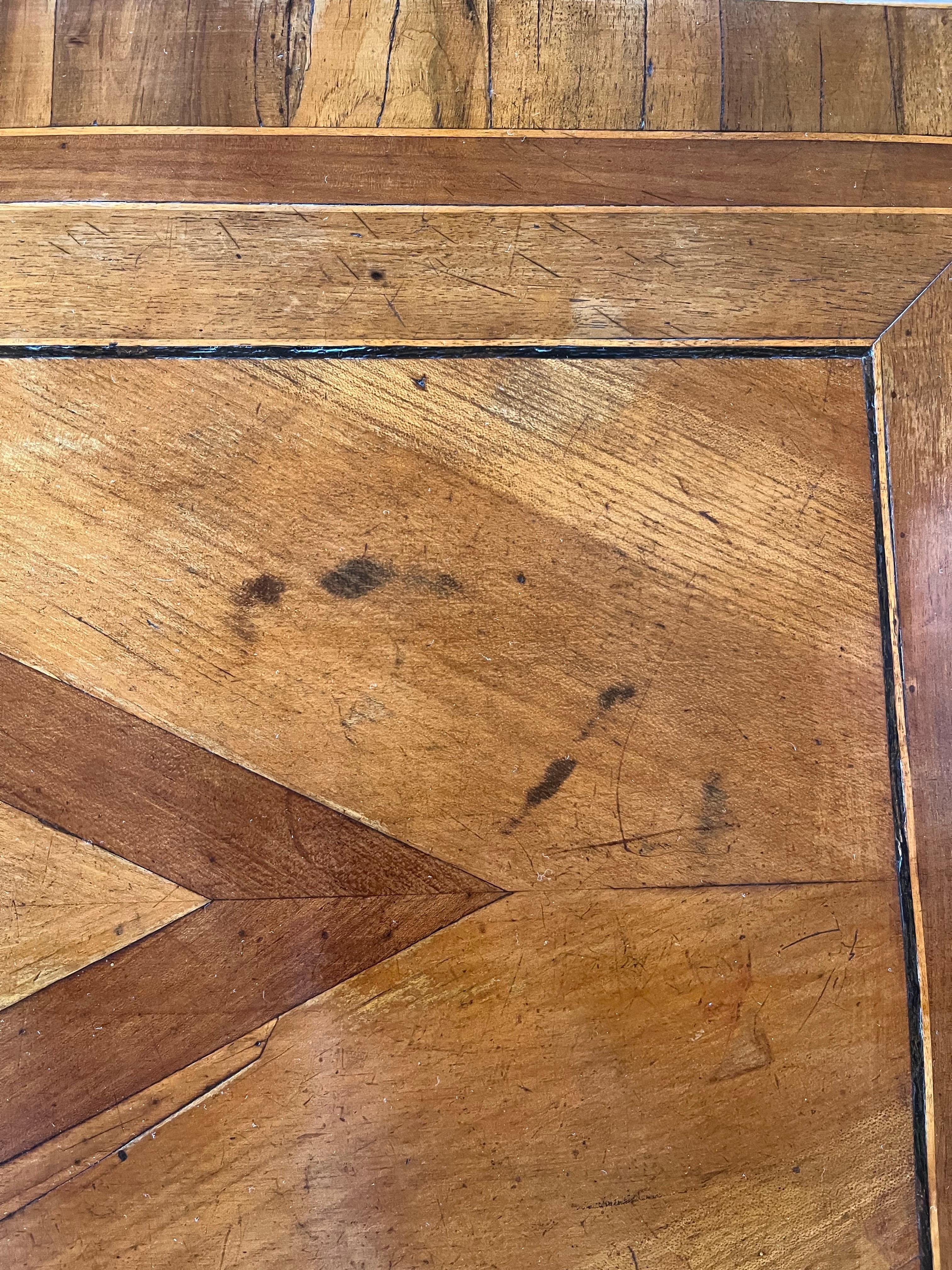 Europeo Commodo italiano del XVIII secolo in noce e radica intarsiato in vendita