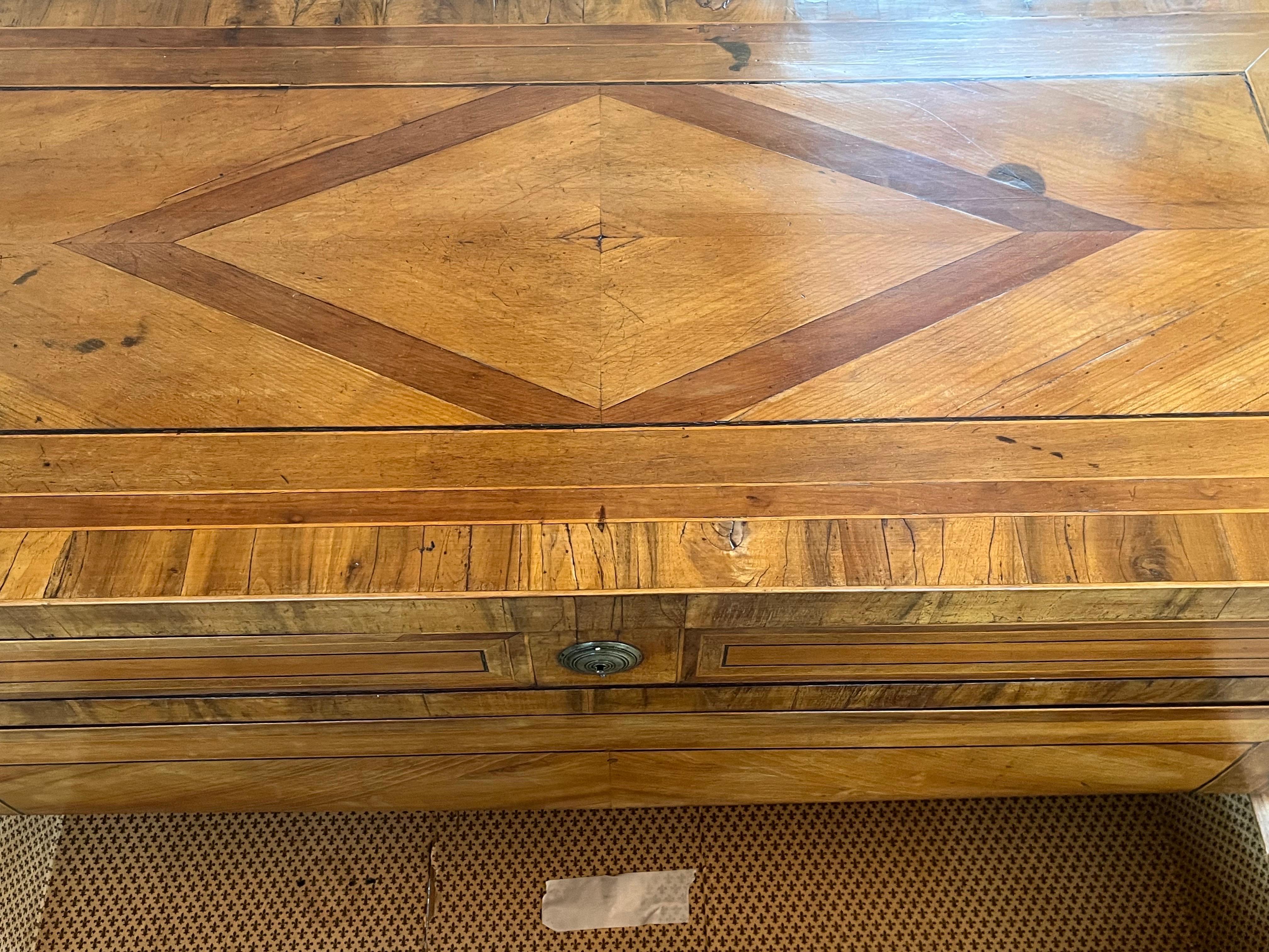 Fatto a mano Commodo italiano del XVIII secolo in noce e radica intarsiato in vendita