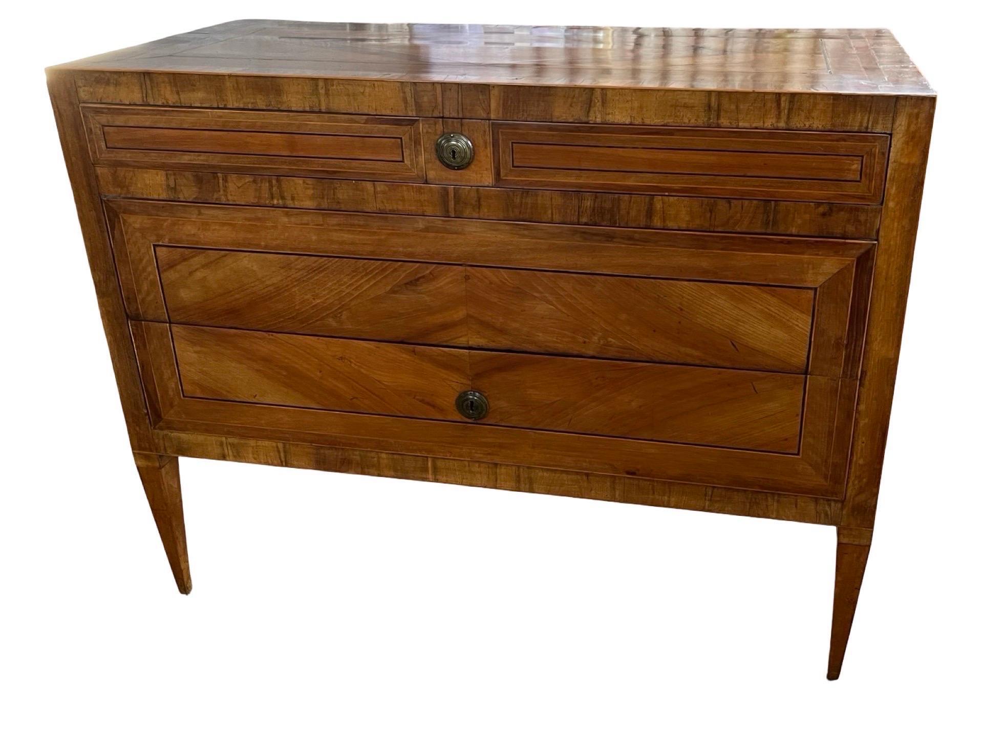 Commodo italiano del XVIII secolo in noce e radica intarsiato In condizioni buone in vendita a Carmine, TX