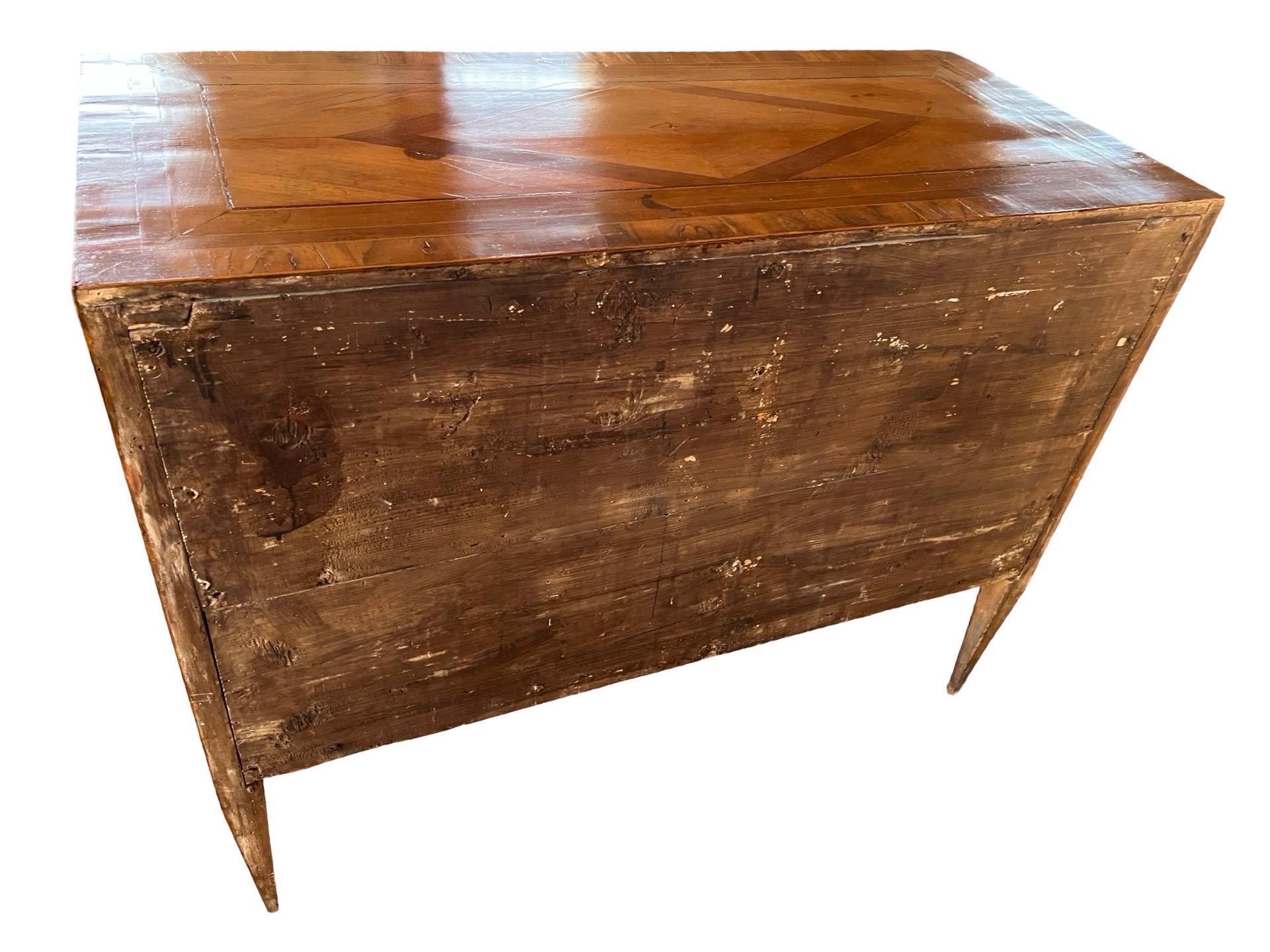 Noce Commodo italiano del XVIII secolo in noce e radica intarsiato in vendita