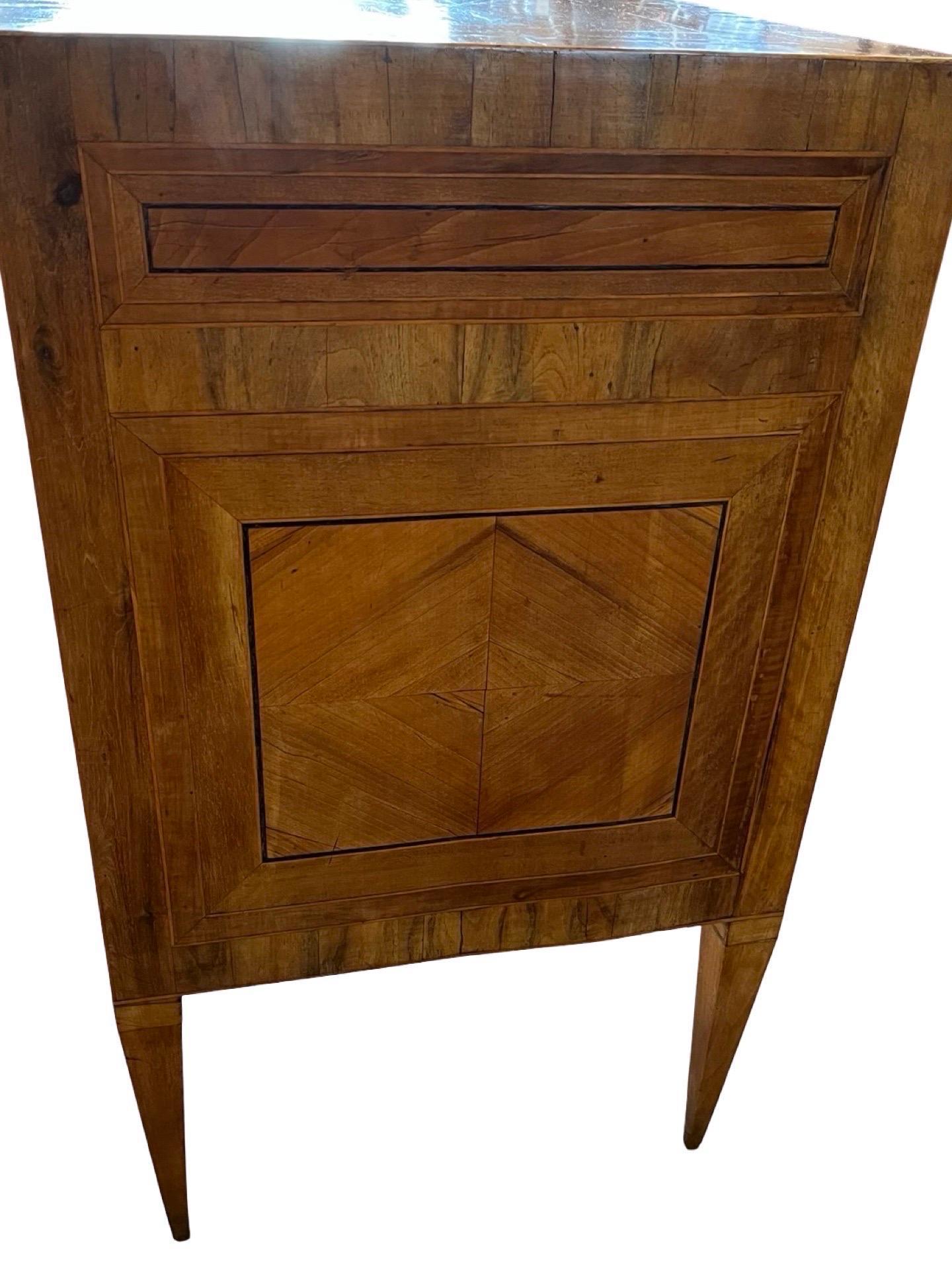 Commodo italiano del XVIII secolo in noce e radica intarsiato in vendita 1