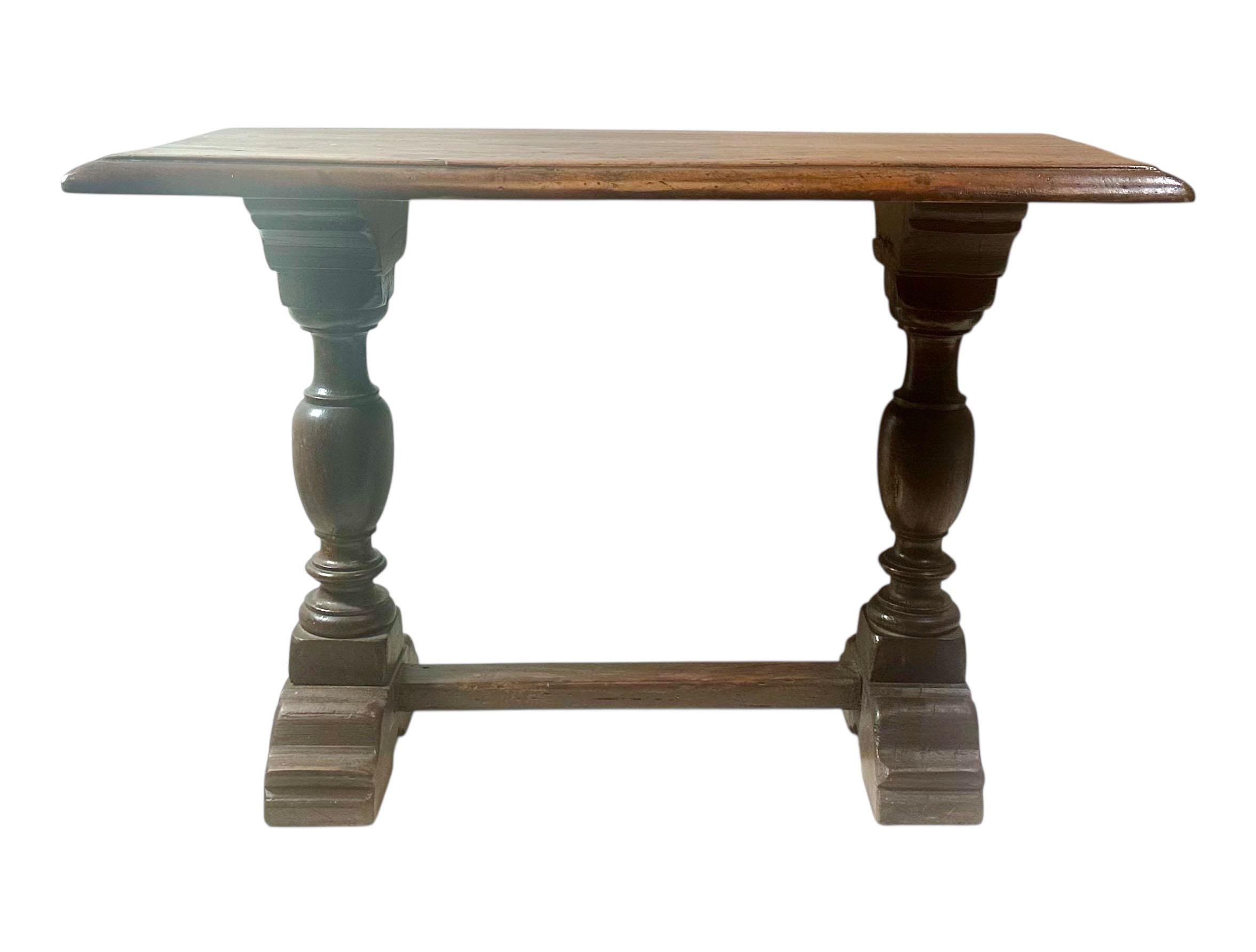 Un banc polyvalent en noyer italien du 18e siècle aux proportions élégantes et à la facture intemporelle. Ses lignes raffinées et sa riche patine lui permettent d'être utilisé aussi bien comme siège que comme table d'appoint élégante dans un