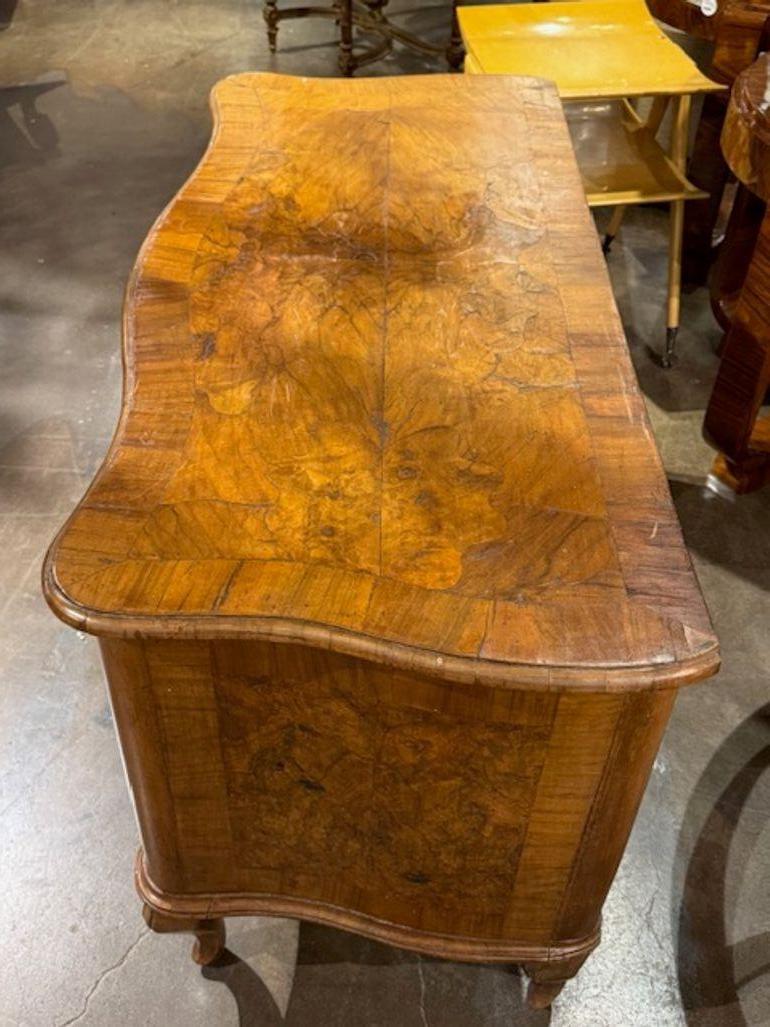18th Century Italian Walnut Bombe' Shaped Commode In Good Condition For Sale In Dallas, TX