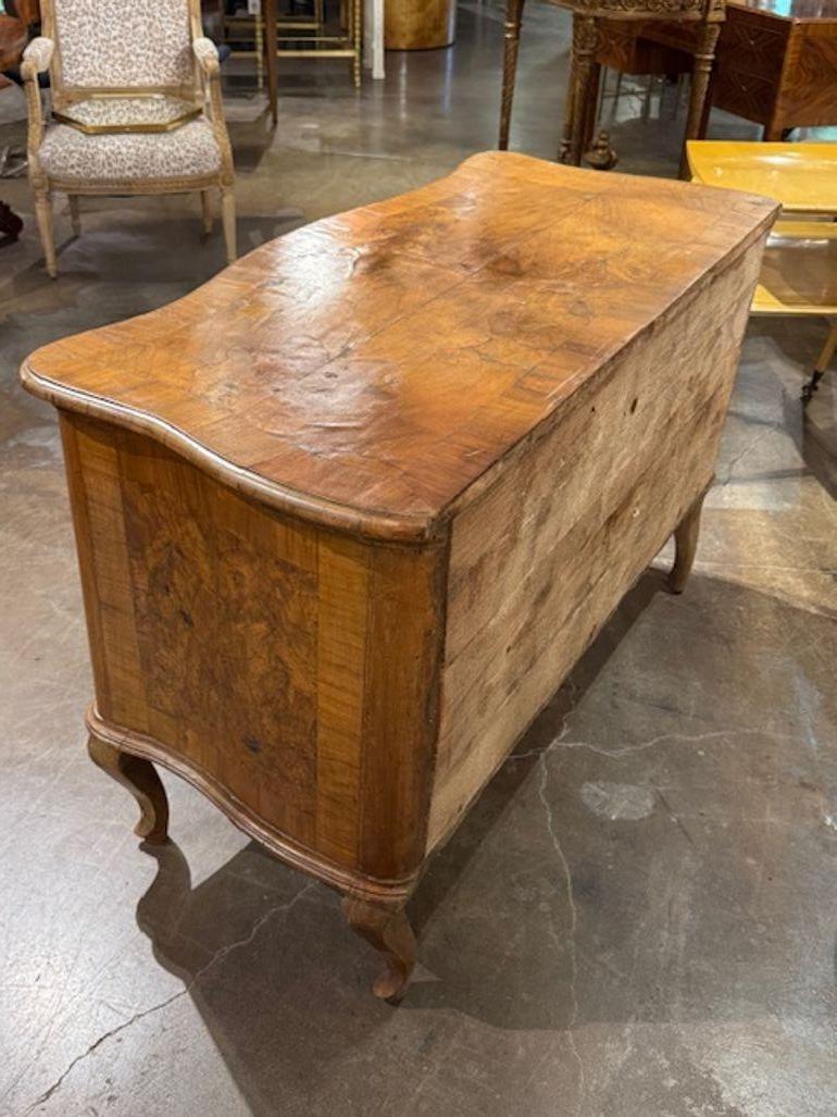 18th Century and Earlier 18th Century Italian Walnut Bombe' Shaped Commode For Sale