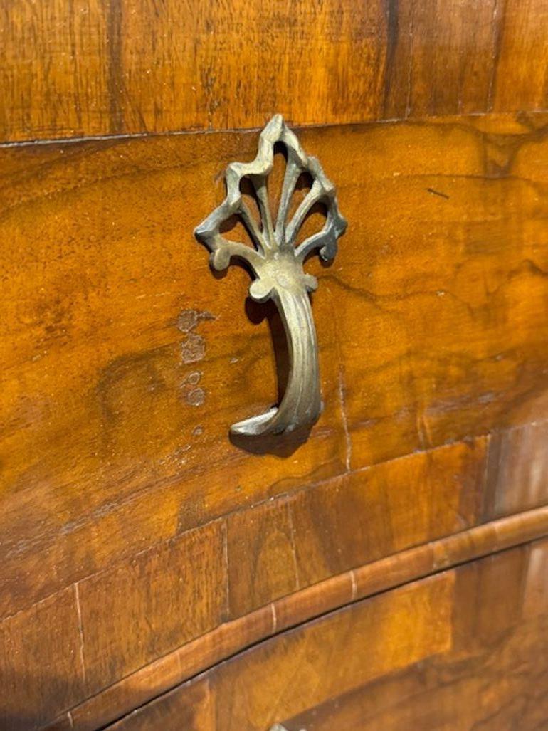18th Century Italian Walnut Bombe' Shaped Commode For Sale 1