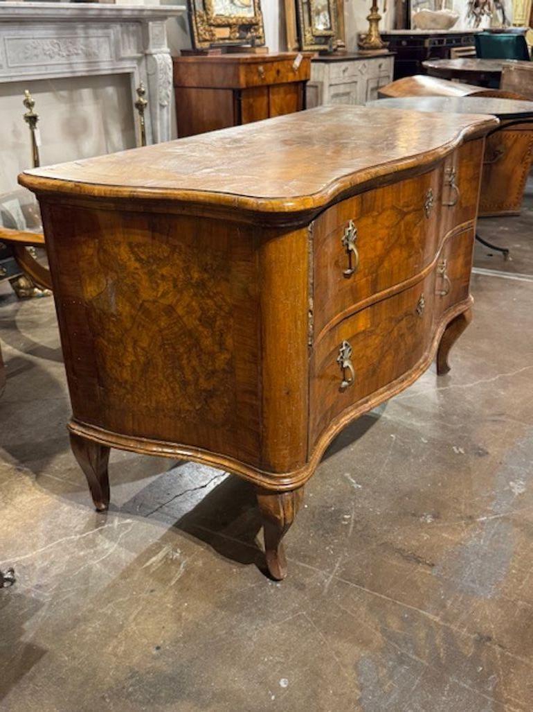 18th Century Italian Walnut Bombe' Shaped Commode For Sale 2