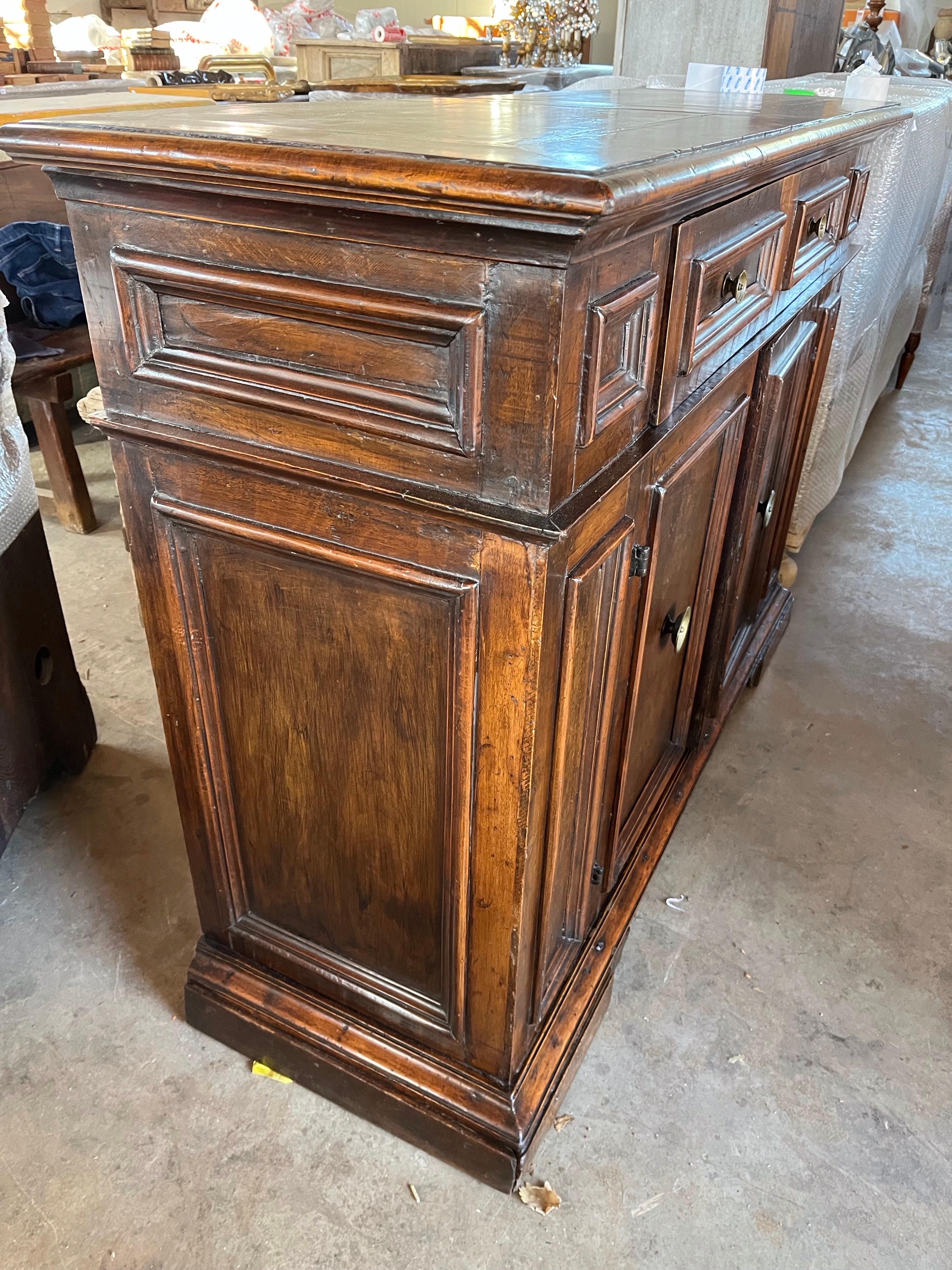 Buffet / Credenza in noce italiano del XVIII secolo in vendita 4