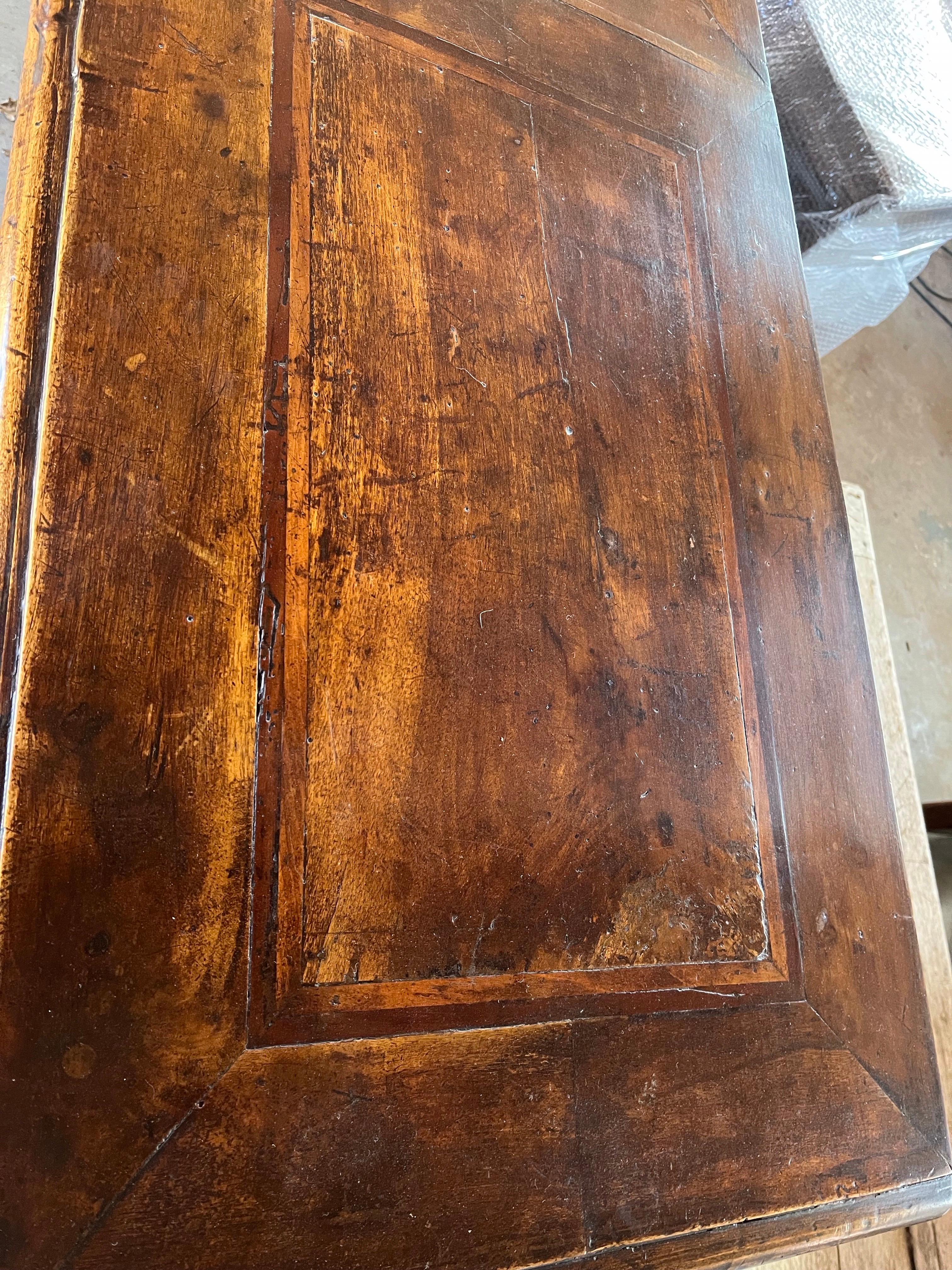Buffet / Credenza in noce italiano del XVIII secolo in vendita 6