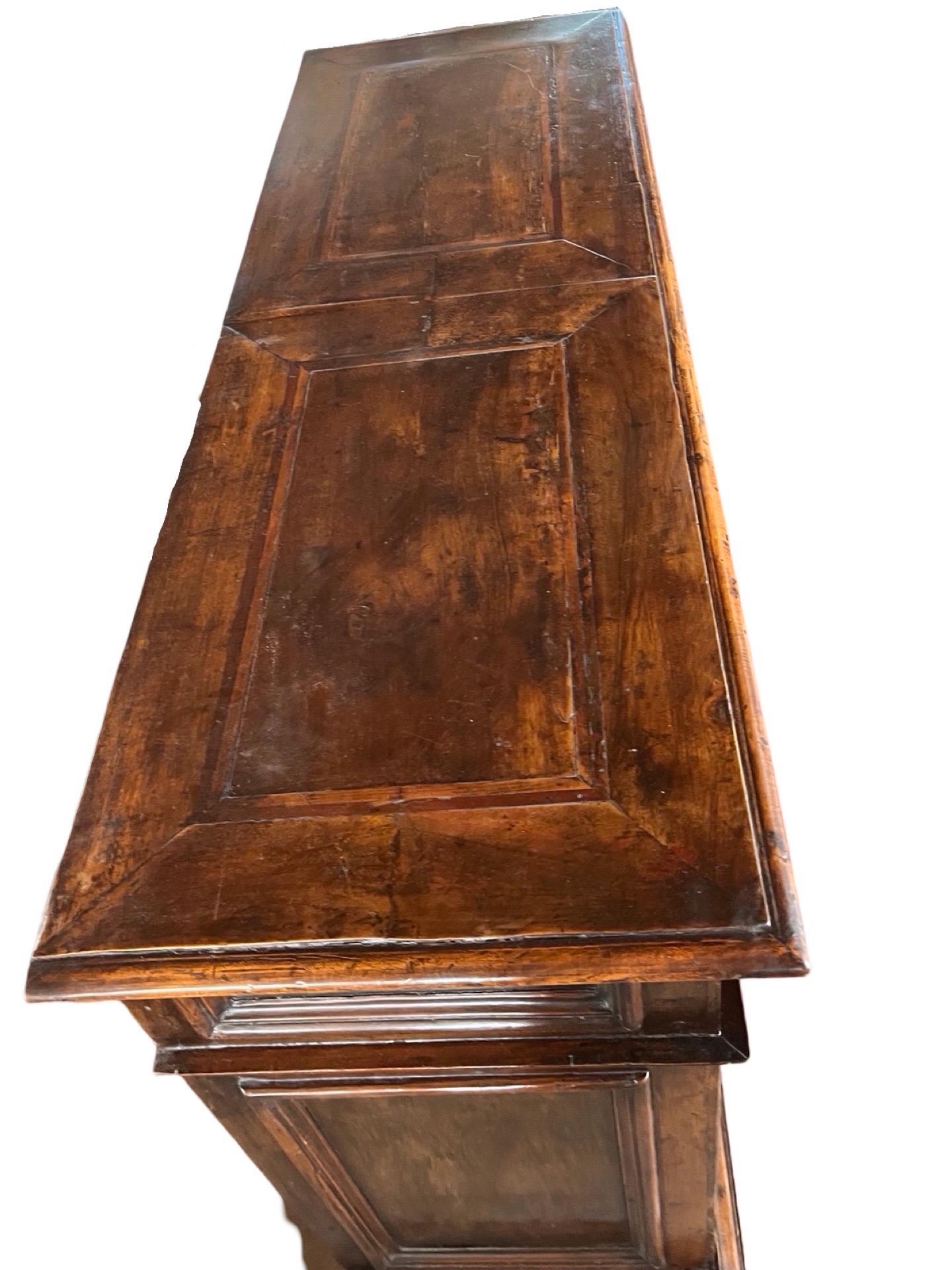 Buffet (Credenza) realizzato a mano nel Lazio settentrionale  a metà del 1700 utilizzando il noce. Il buffet presenta una disposizione due su due, tuttavia ha un solo cassetto sopra un mobile a due ante. L'interno è spazioso e separato in due