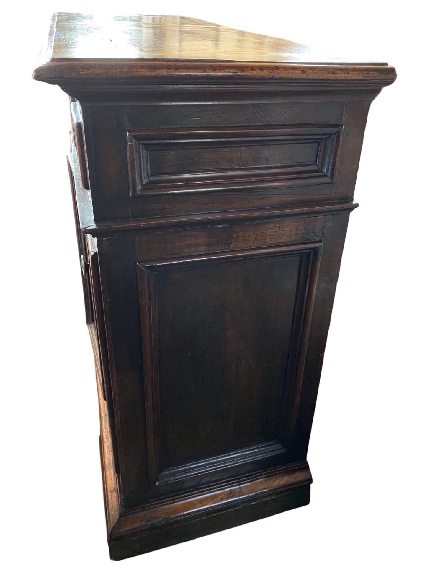 Rustico Buffet / Credenza in noce italiano del XVIII secolo in vendita