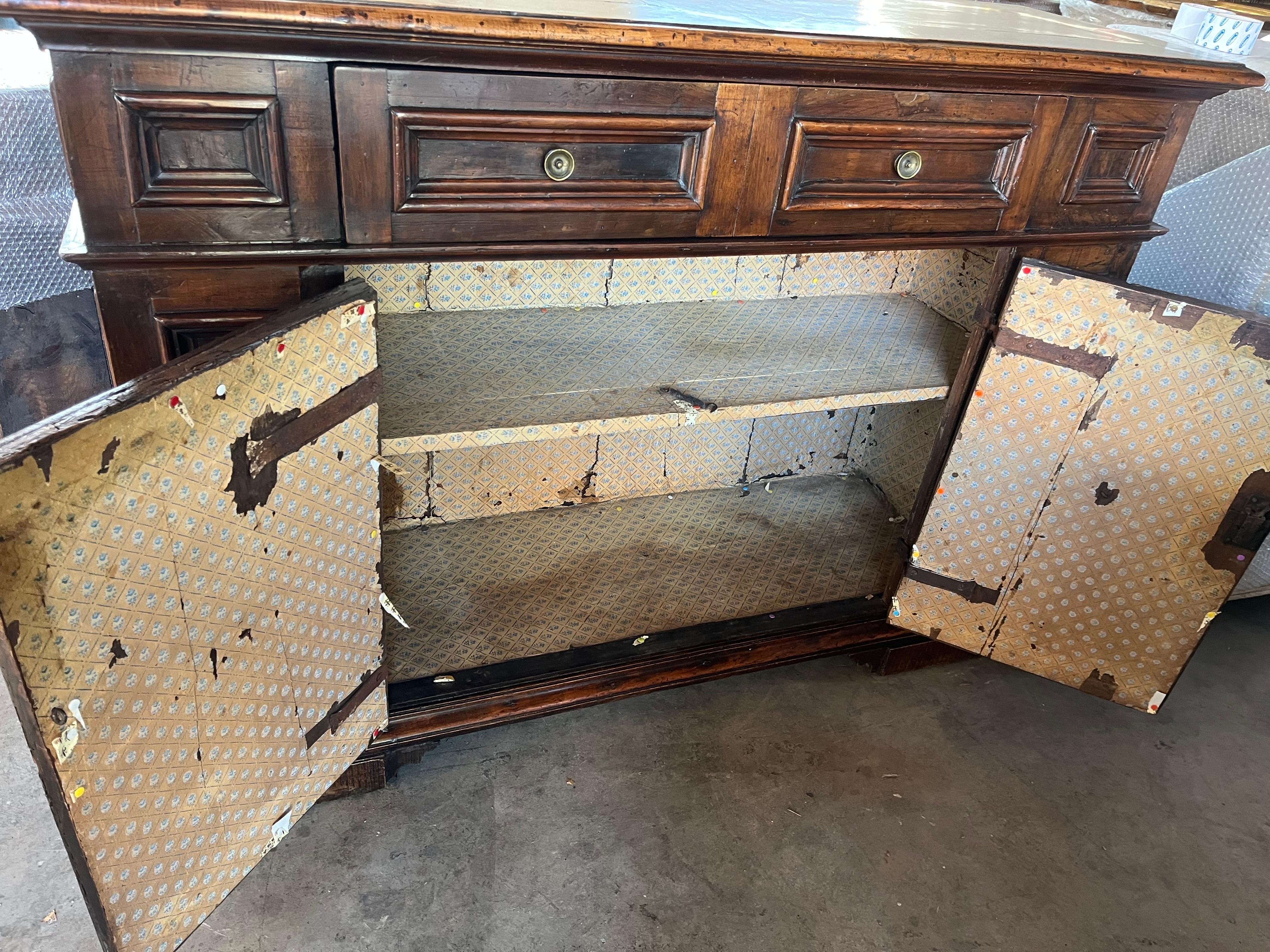 Noce Buffet / Credenza in noce italiano del XVIII secolo in vendita