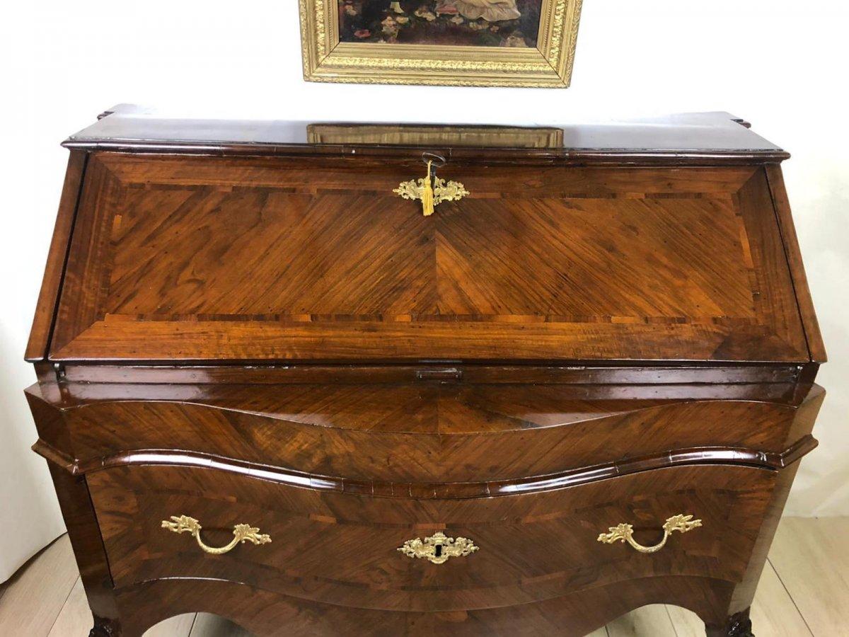 Antique and rare Louis XV style Italian bureau in walnut veneer and gilt-bronze applications.

Dimensions: Height 120 cm, length 110 cm, depth 60 cm

In excellent condition, it's already restored and original in all its parts.
 