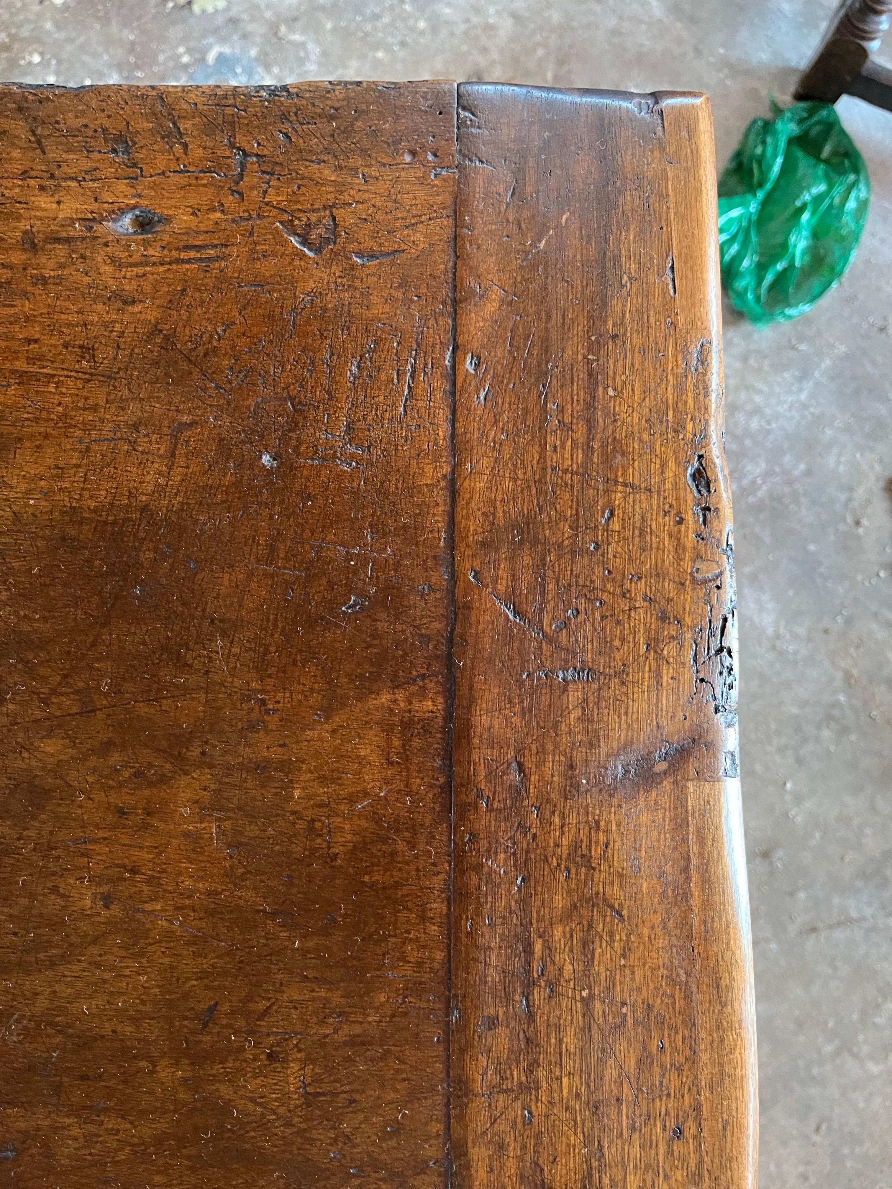 Mesa capretta italiana de nogal del siglo XVIII con patas torcidas de cebada en venta 3