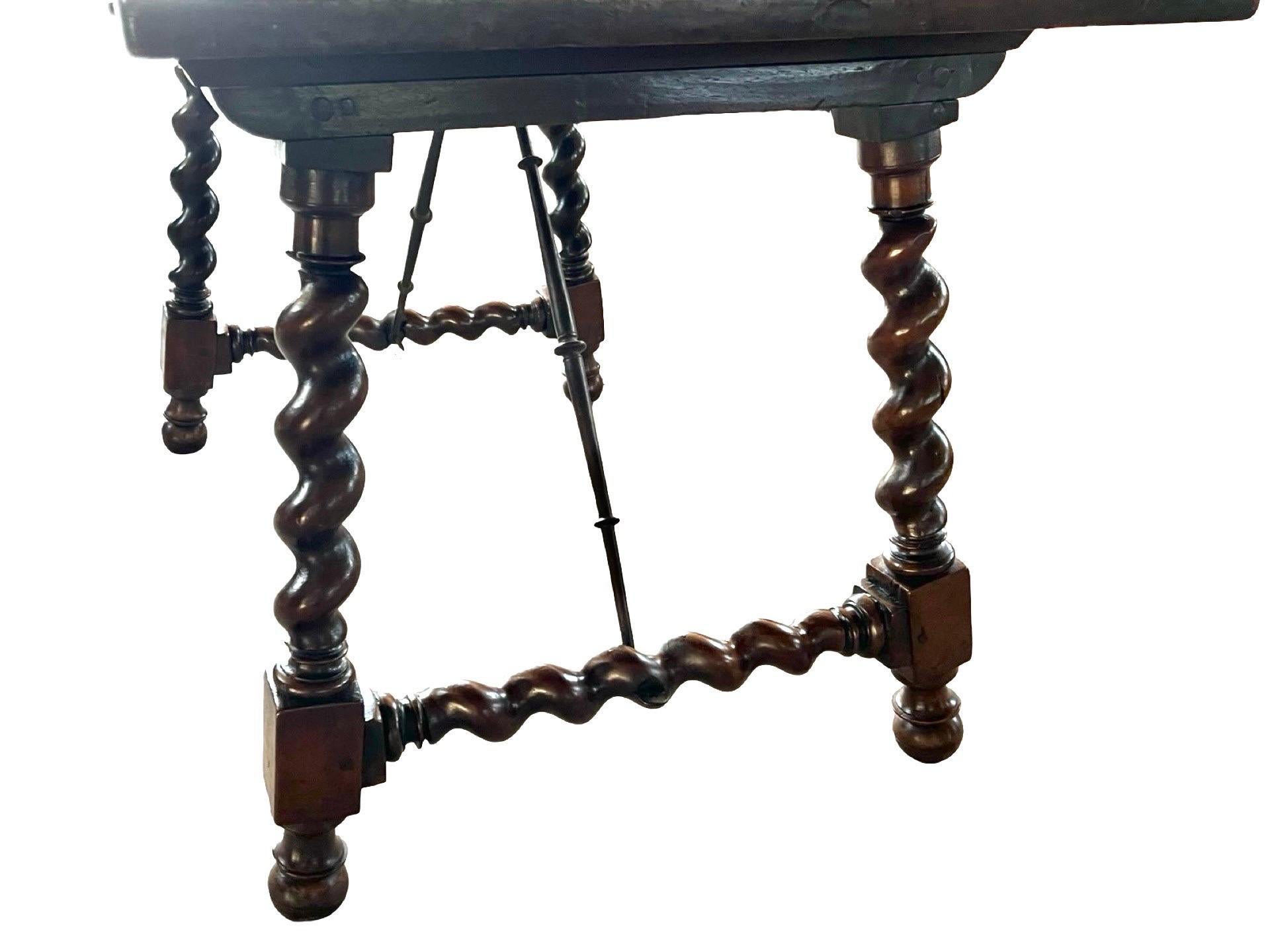 Mesa capretta italiana de nogal del siglo XVIII con patas torcidas de cebada en venta 6