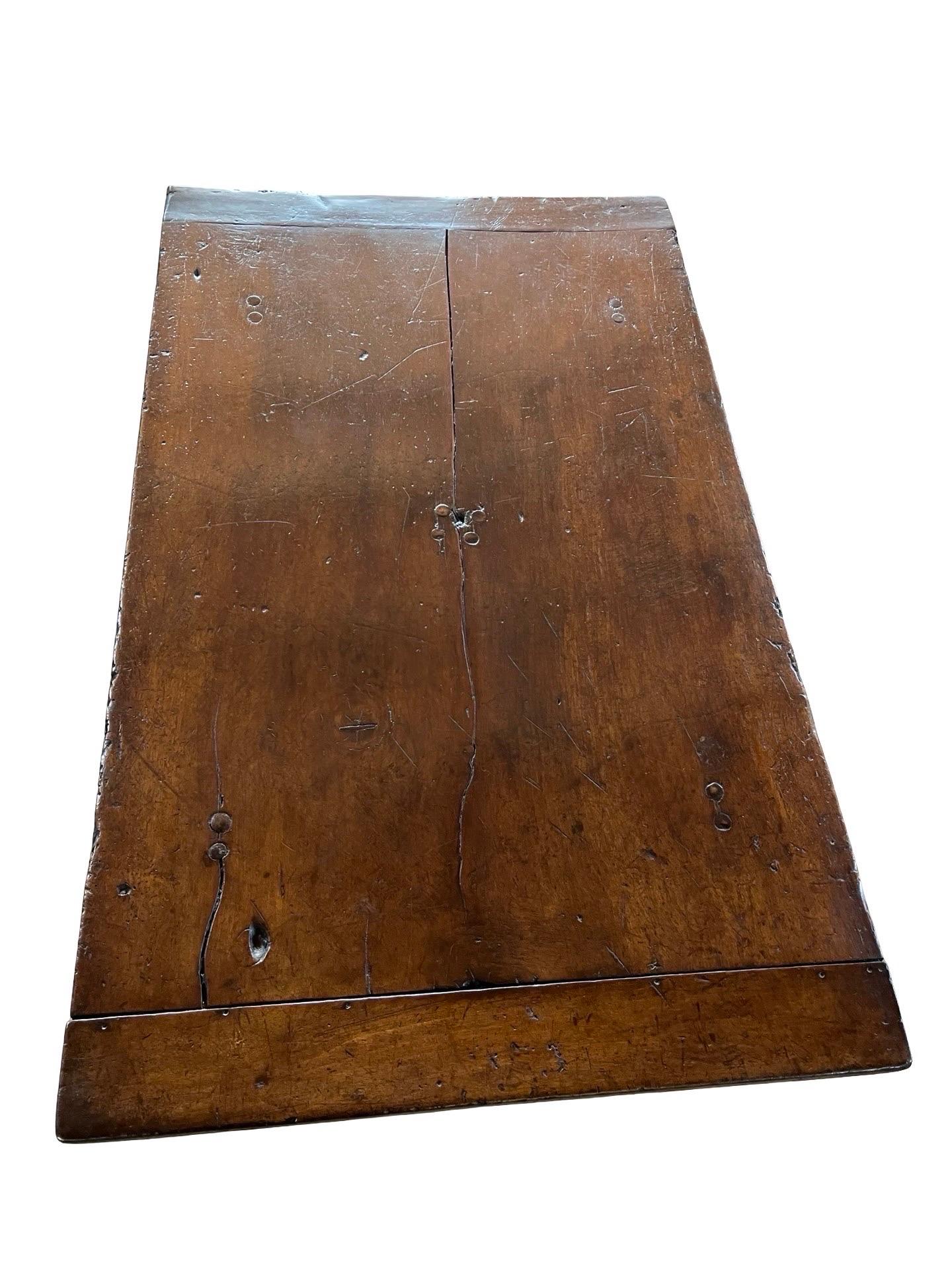 Mesa capretta italiana de nogal del siglo XVIII con patas torcidas de cebada Tallado a mano en venta