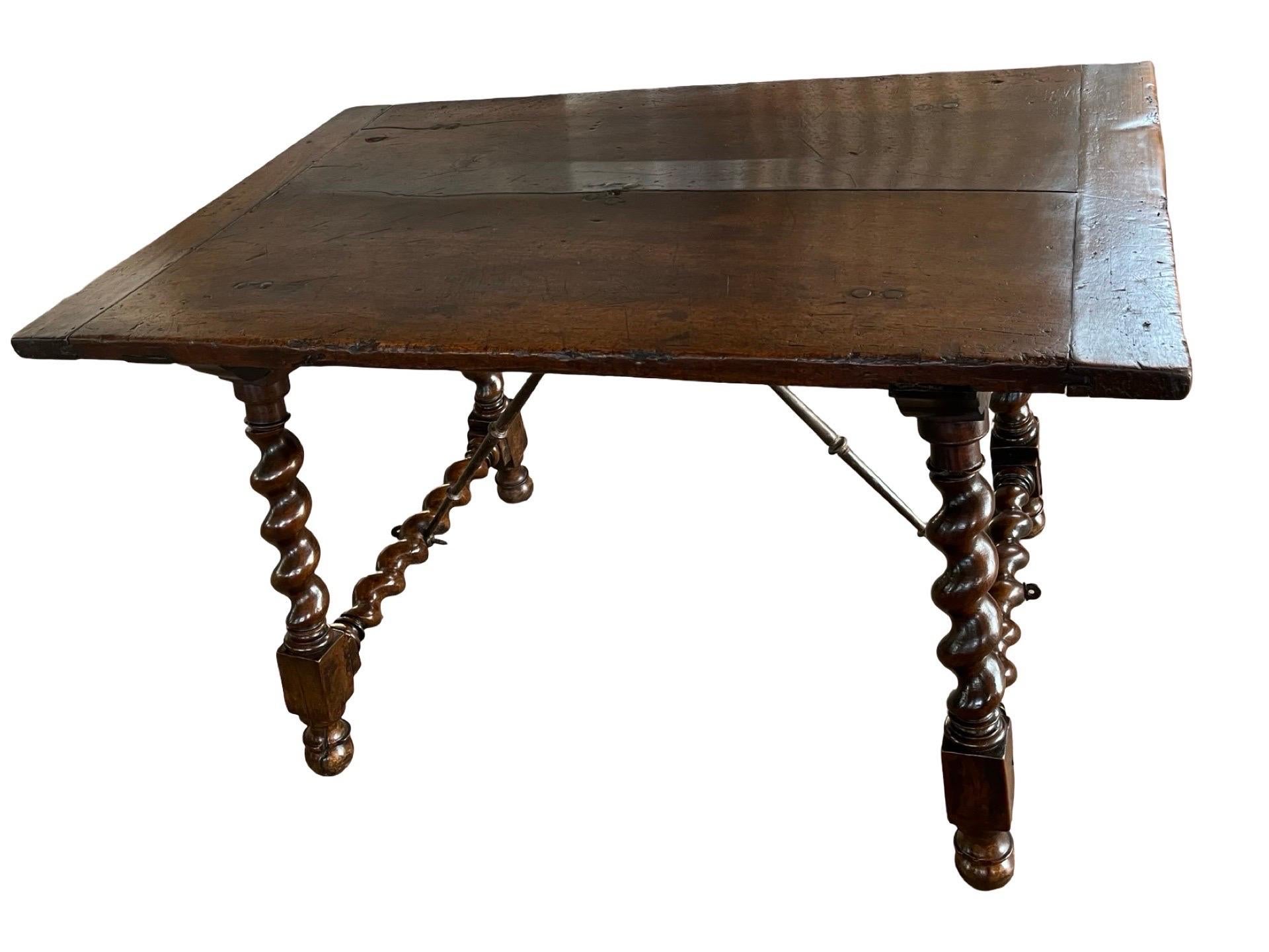 Mesa capretta italiana de nogal del siglo XVIII con patas torcidas de cebada en Bueno estado para la venta en Viterbo, VT