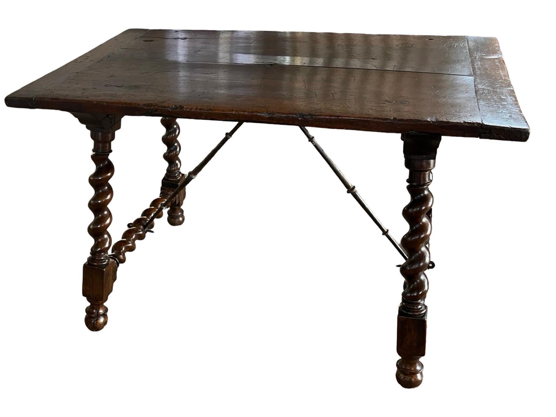 Mesa capretta italiana de nogal del siglo XVIII con patas torcidas de cebada Hierro en venta