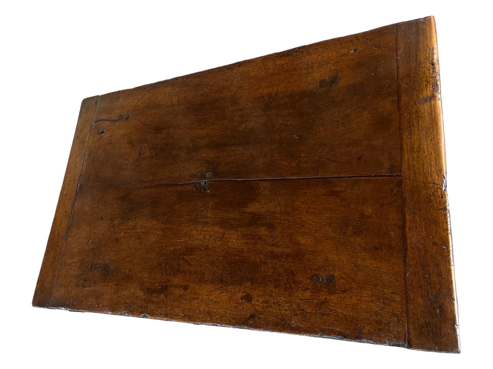 Mesa capretta italiana de nogal del siglo XVIII con patas torcidas de cebada en venta 2