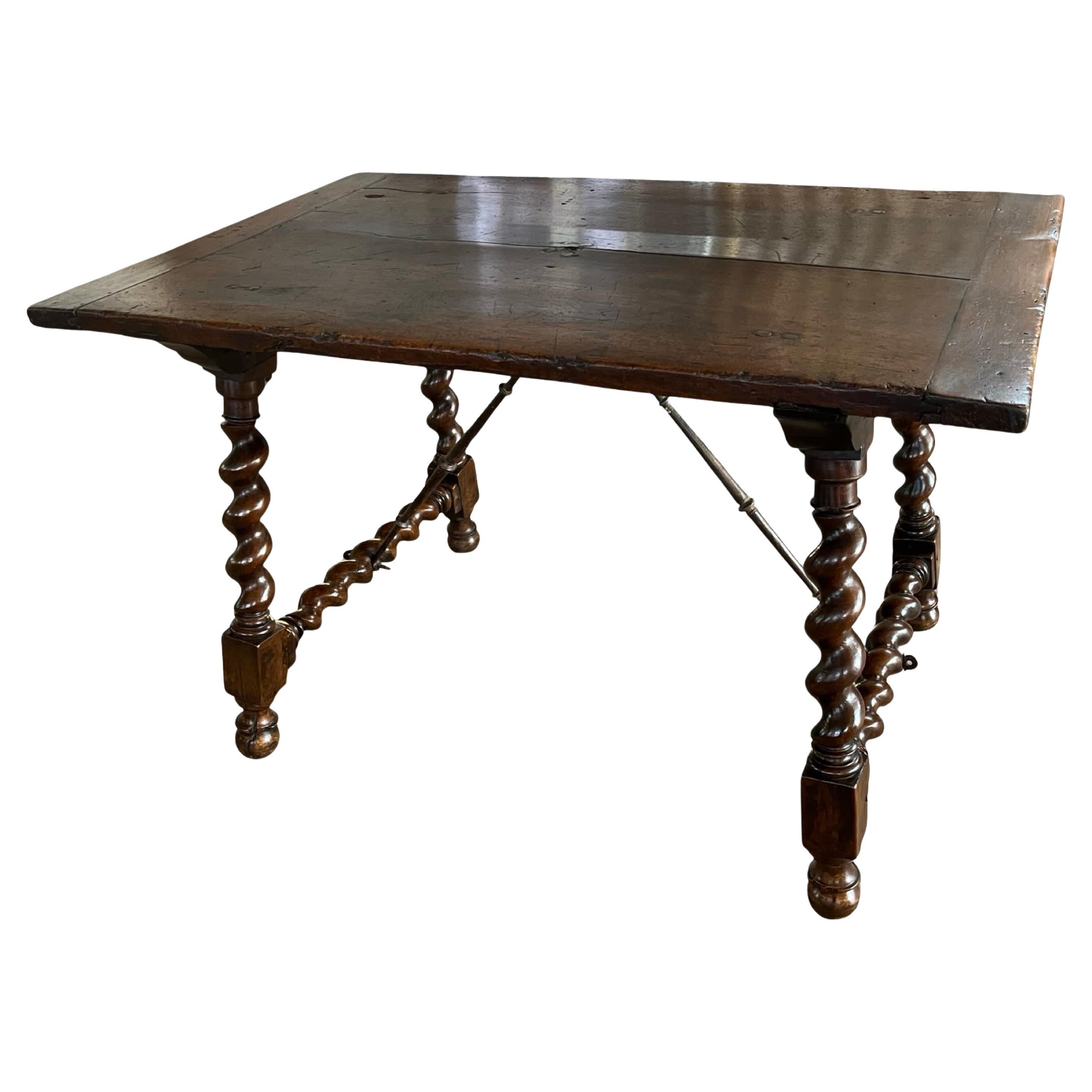 Table Capretta italienne du 18e siècle en noyer avec pieds torsadés en orge