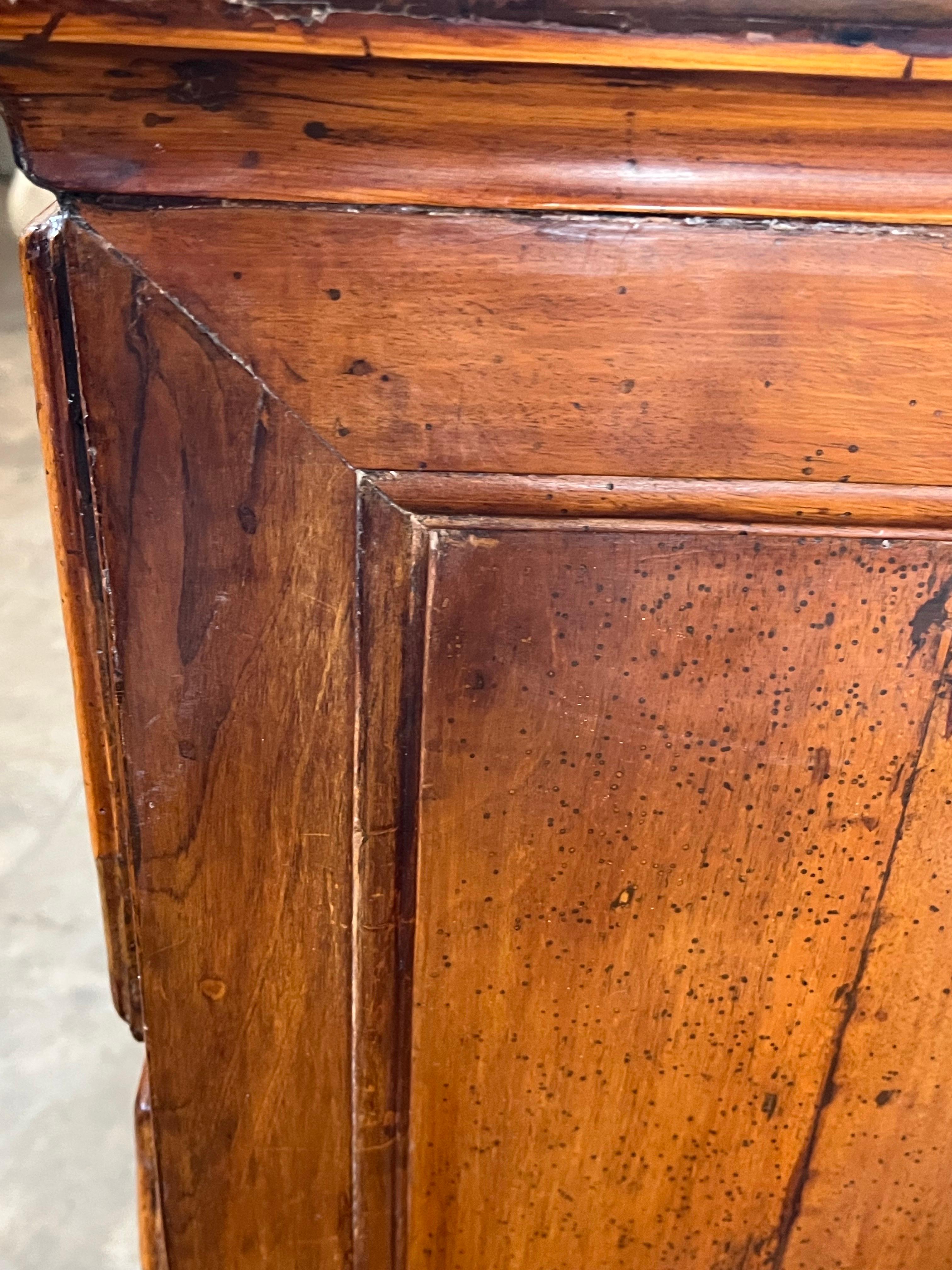 18th Century Italian Walnut Chest Of Drawers / Commode With Inlay For Sale 5