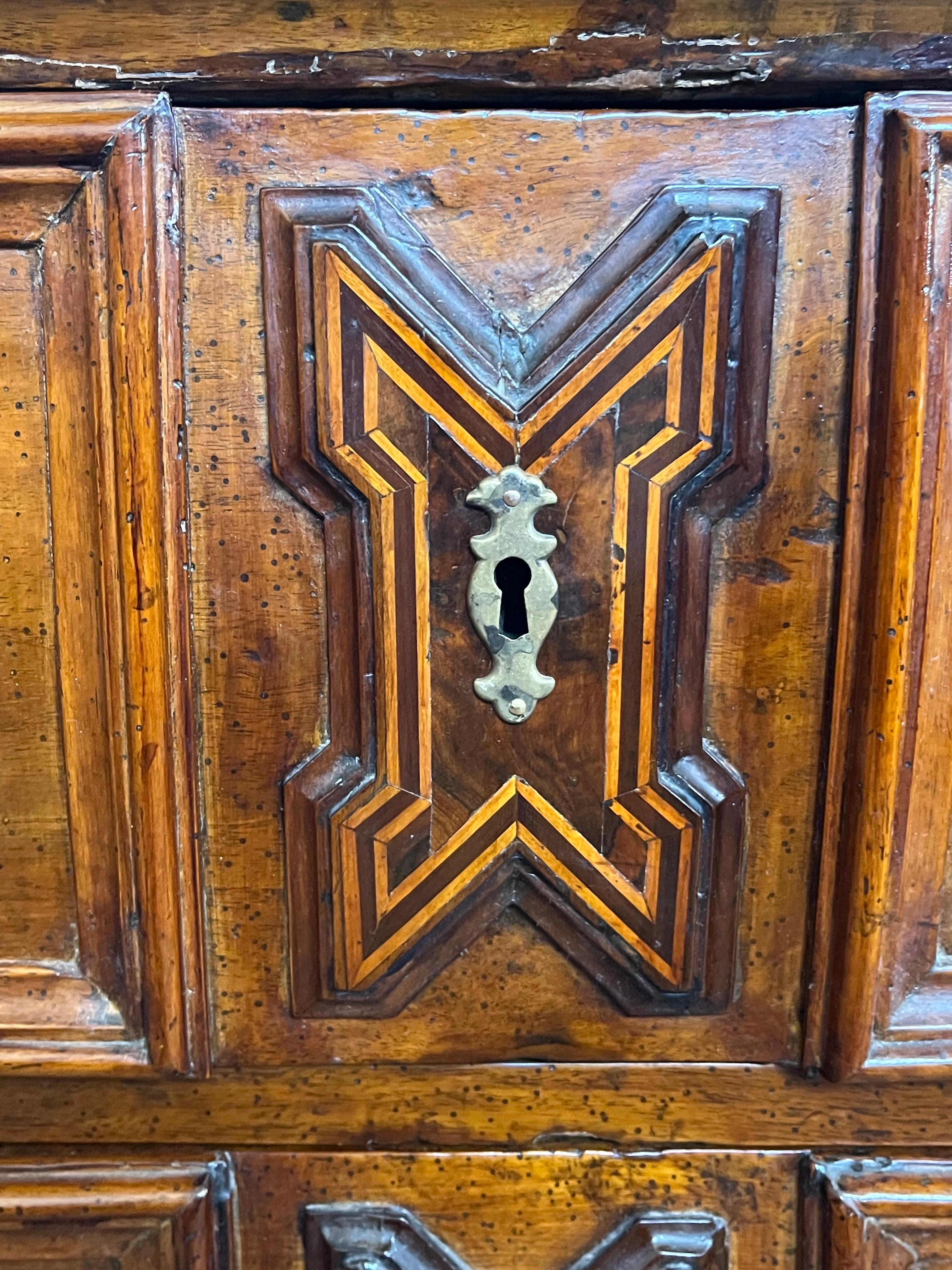 18th Century Italian Walnut Chest Of Drawers / Commode With Inlay For Sale 6