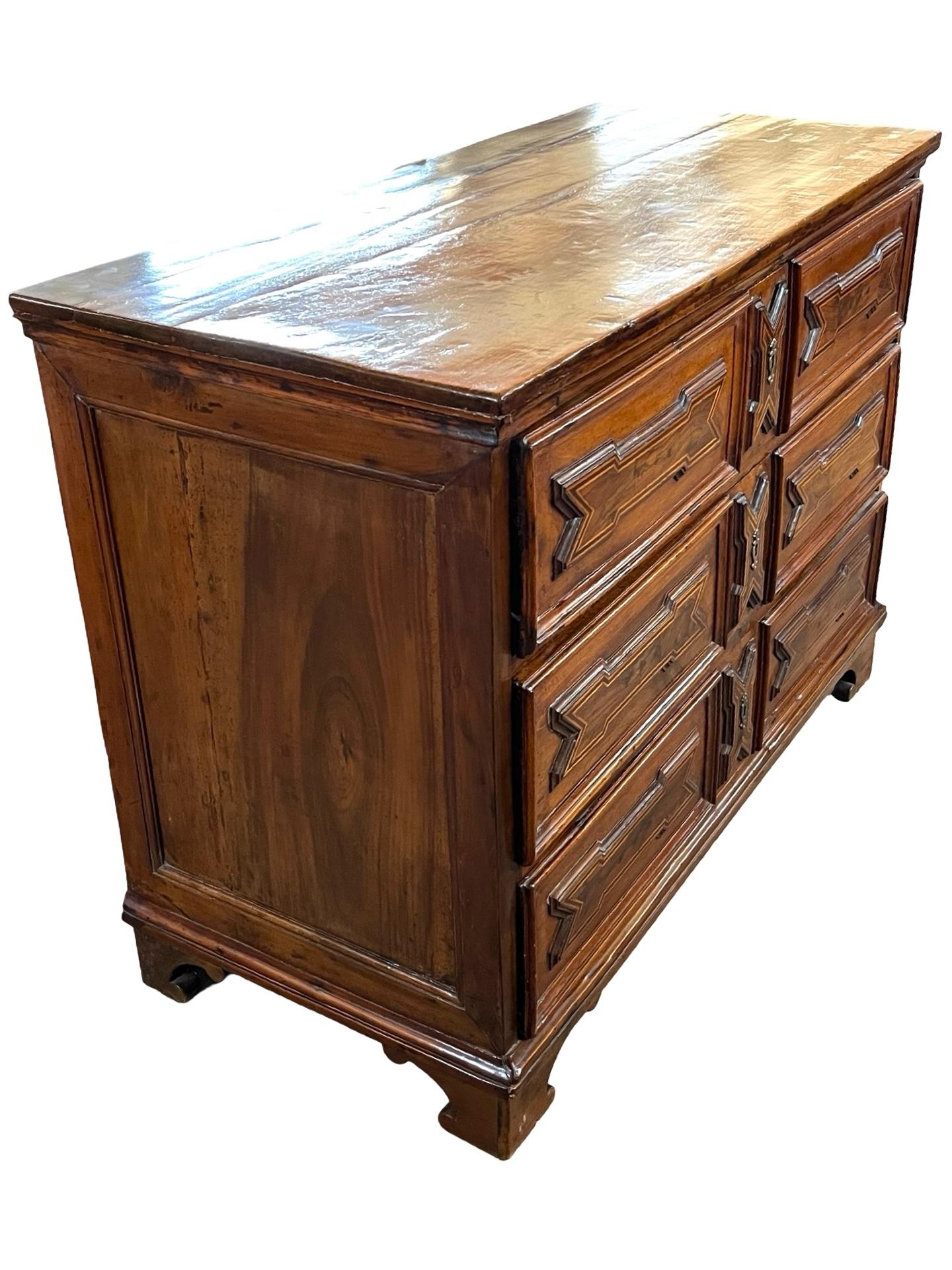 Cassettiera / Commode in noce del XVIII secolo con intarsi in vendita 4