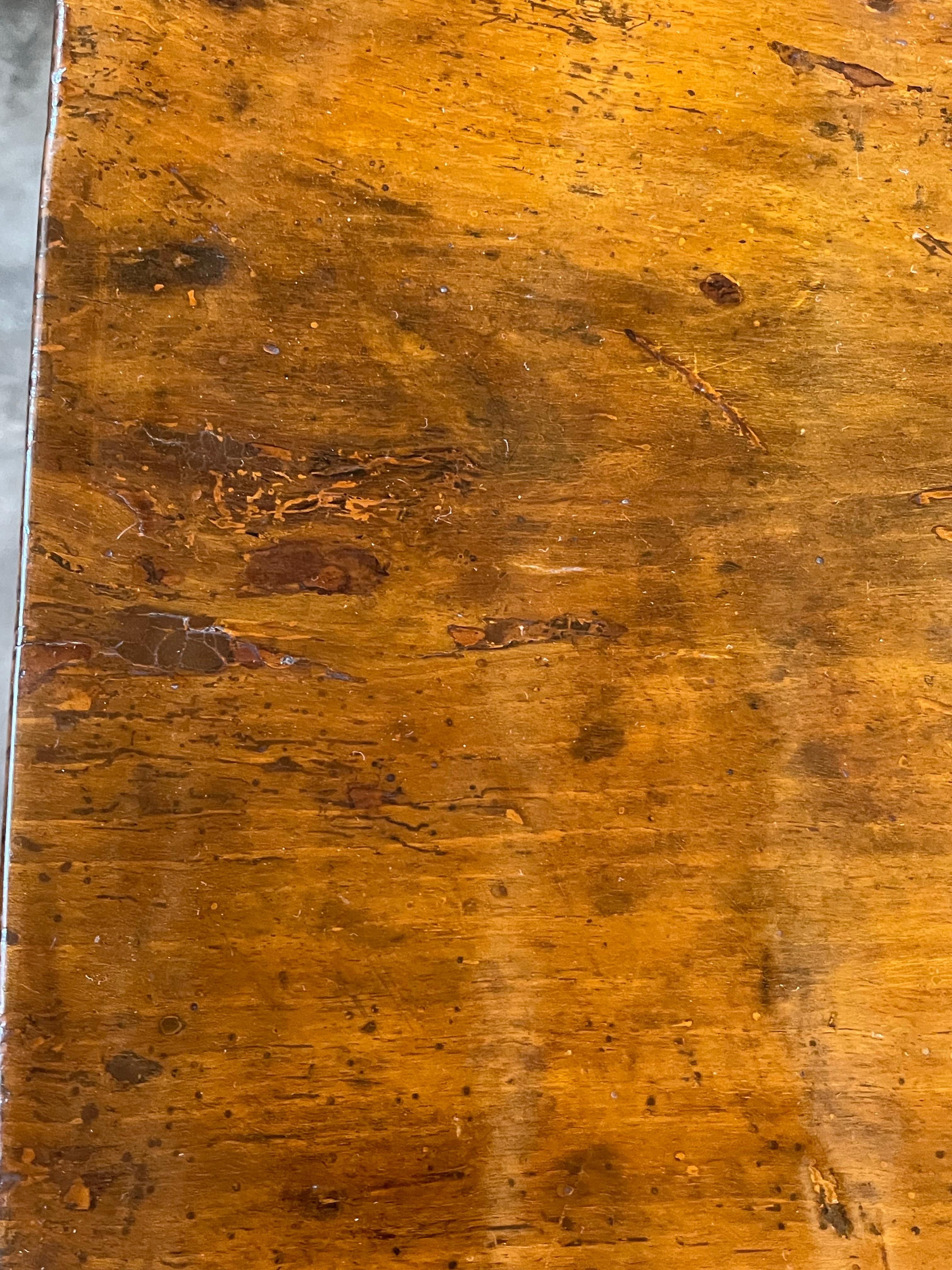 18th Century Italian Walnut Chest Of Drawers / Commode With Inlay For Sale 10