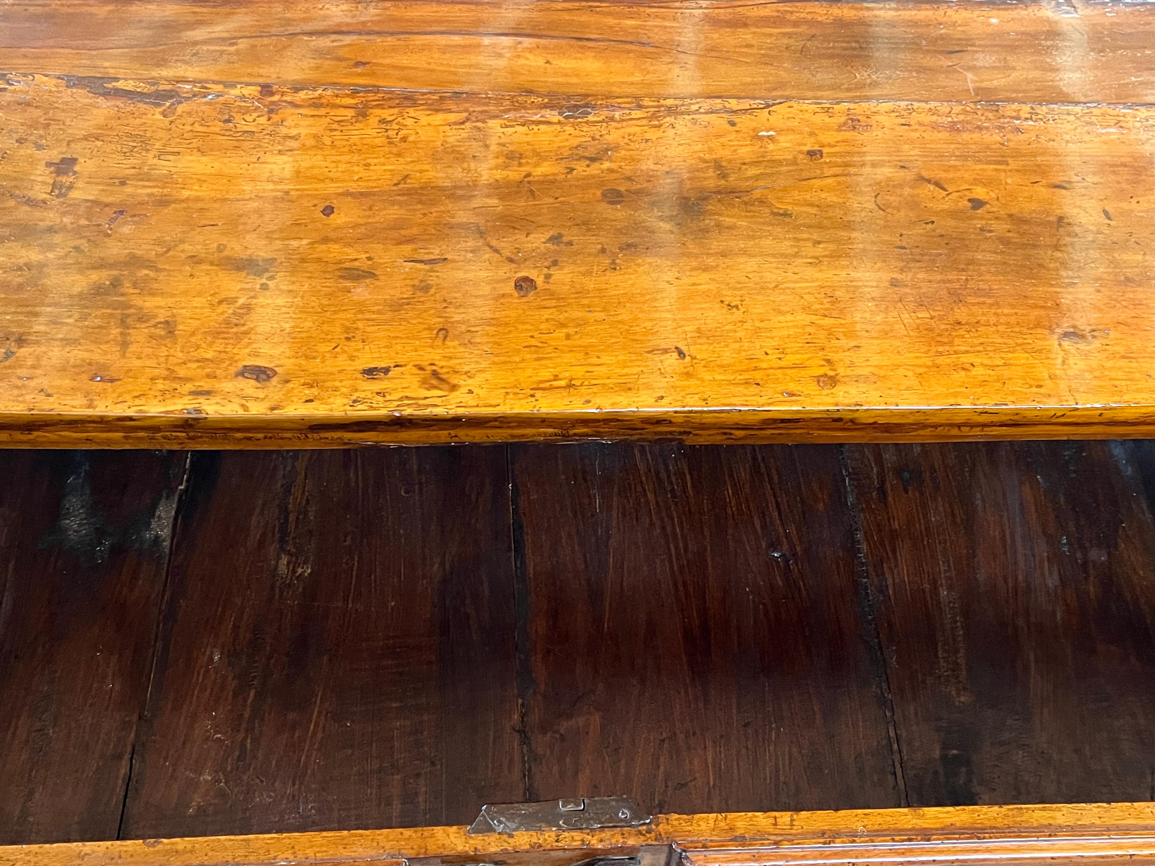 Italiano Cassettiera / Commode in noce del XVIII secolo con intarsi in vendita