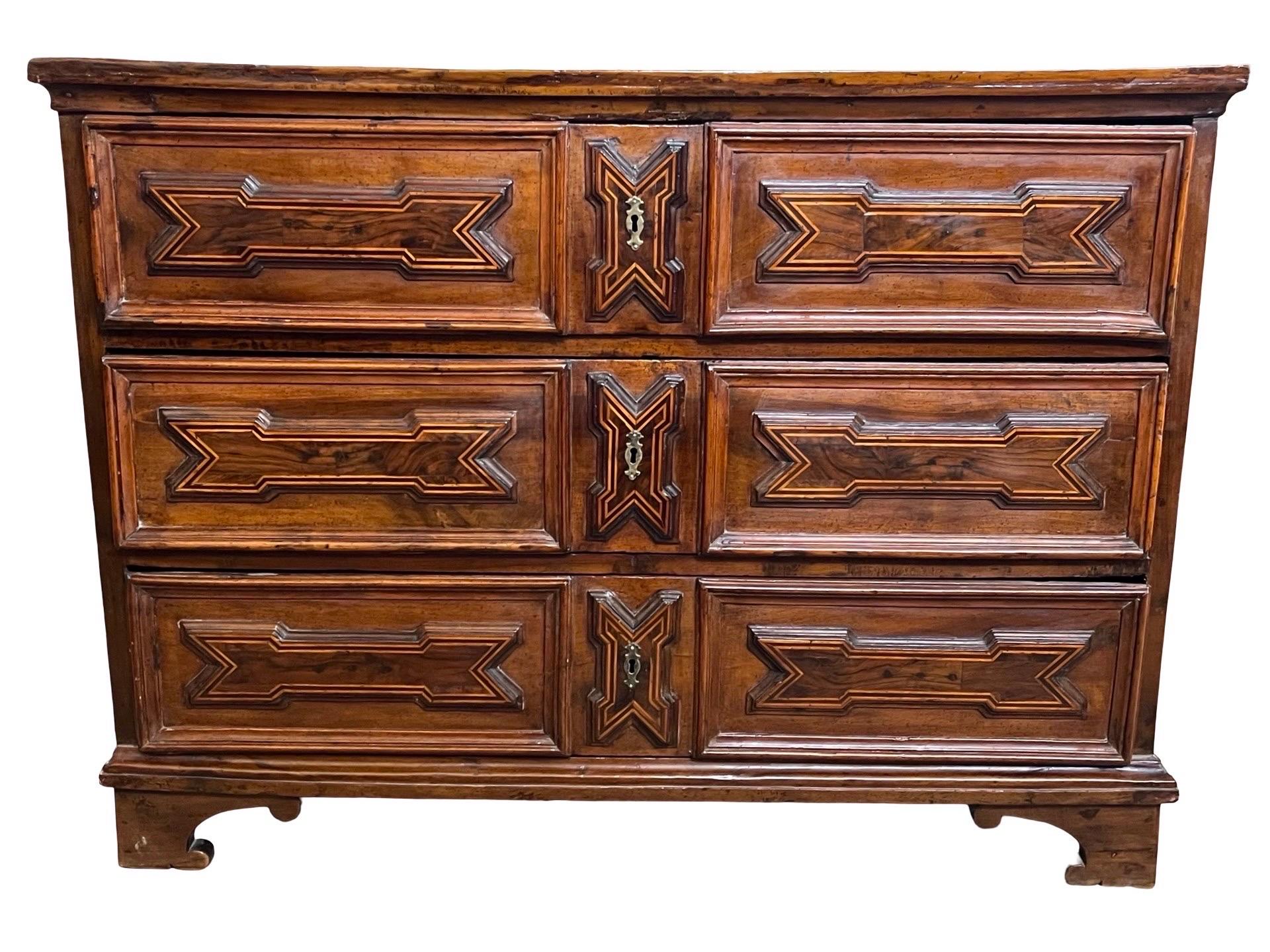 18th Century Italian Walnut Chest Of Drawers / Commode With Inlay In Good Condition For Sale In Viterbo, VT