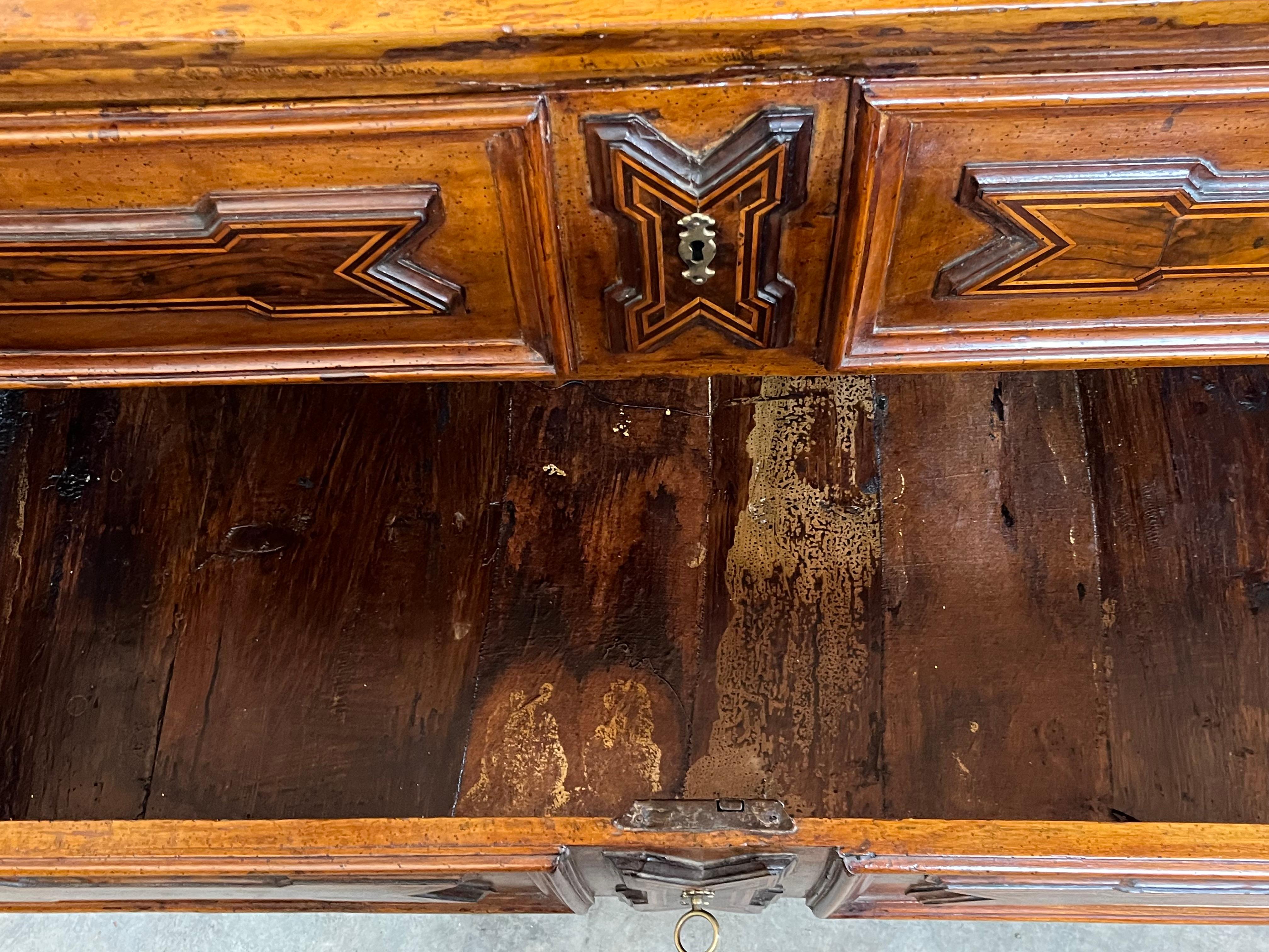 Intagliato a mano Cassettiera / Commode in noce del XVIII secolo con intarsi in vendita