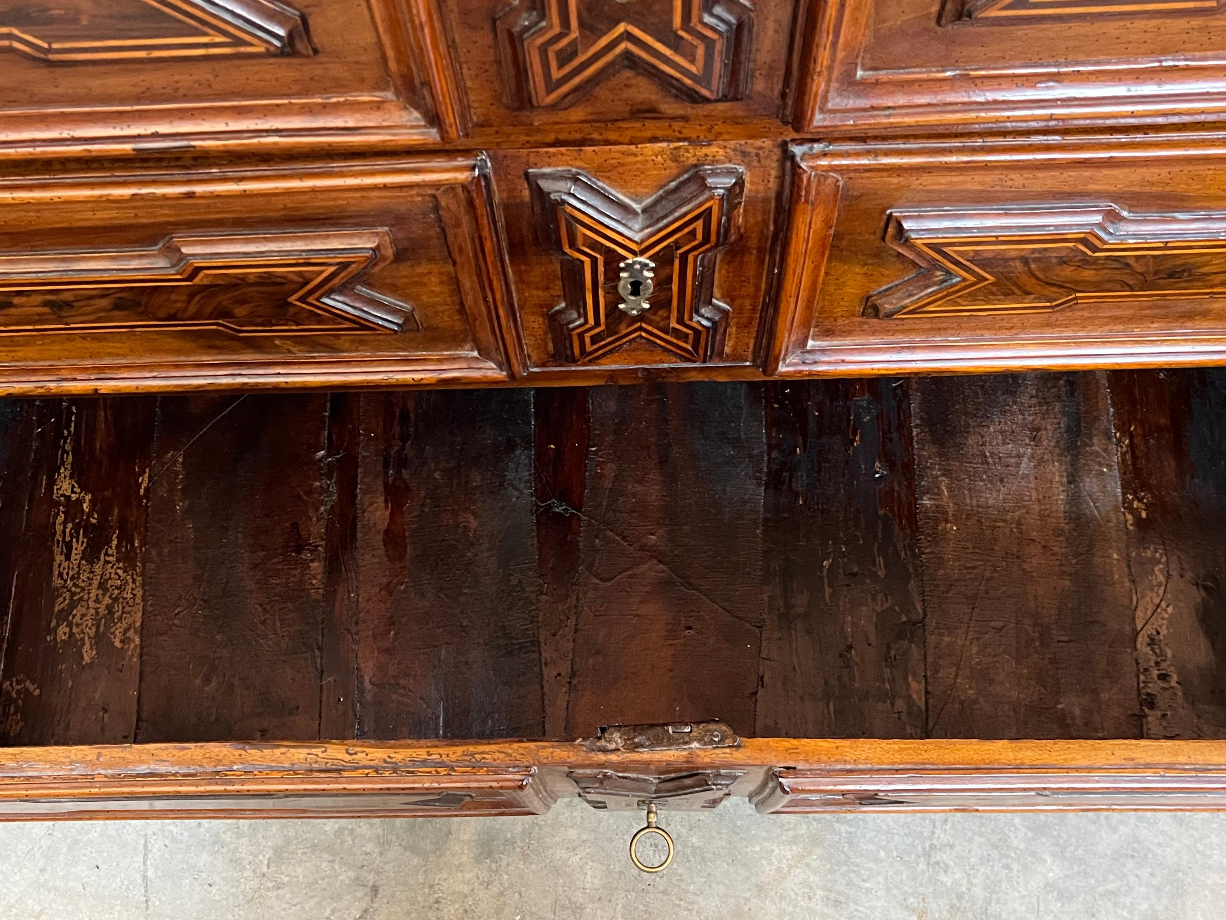 Cassettiera / Commode in noce del XVIII secolo con intarsi In condizioni buone in vendita a Carmine, TX