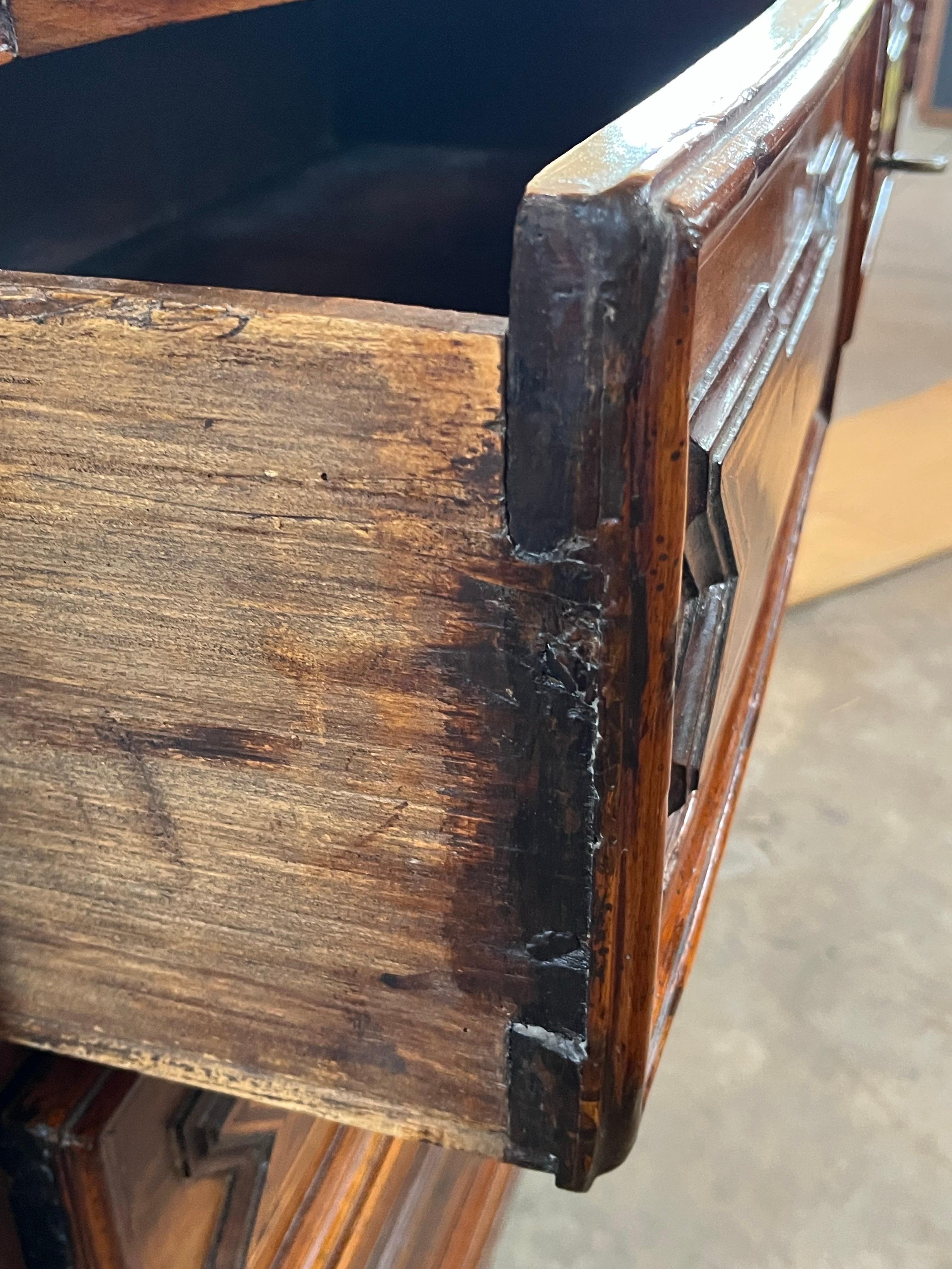 18th Century Italian Walnut Chest Of Drawers / Commode With Inlay For Sale 3