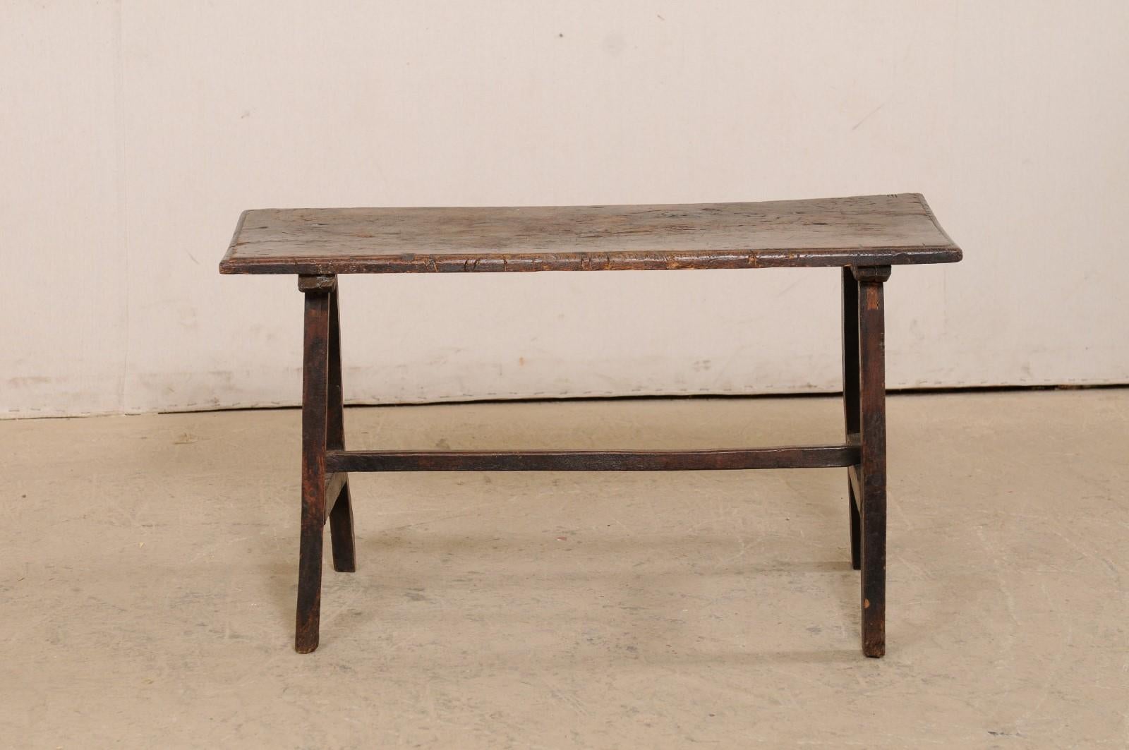 XVIIIe siècle et antérieur Table basse italienne en noyer du 18e siècle, magnifiquement simple et rustique en vente