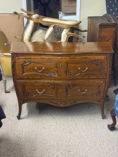 18th century Italian walnut commode