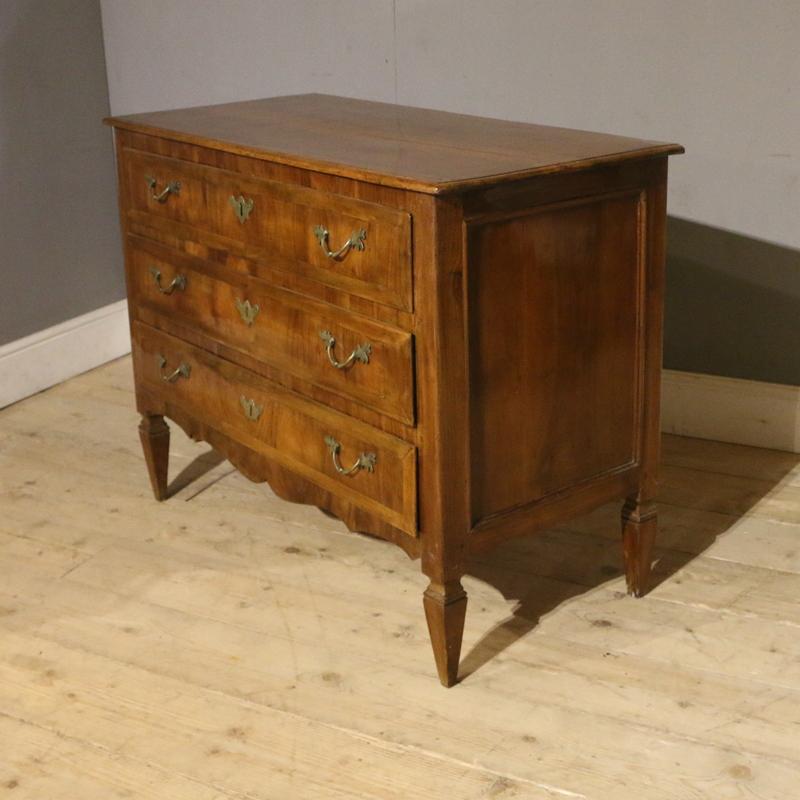 Good late 18th C Italian walnut commode. 1790

Dimensions
46.5 inches (118 cms) wide
22 inches (56 cms) deep
35 inches (89 cms) high.

     