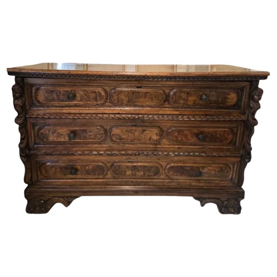 Carved Comò e cassettiere