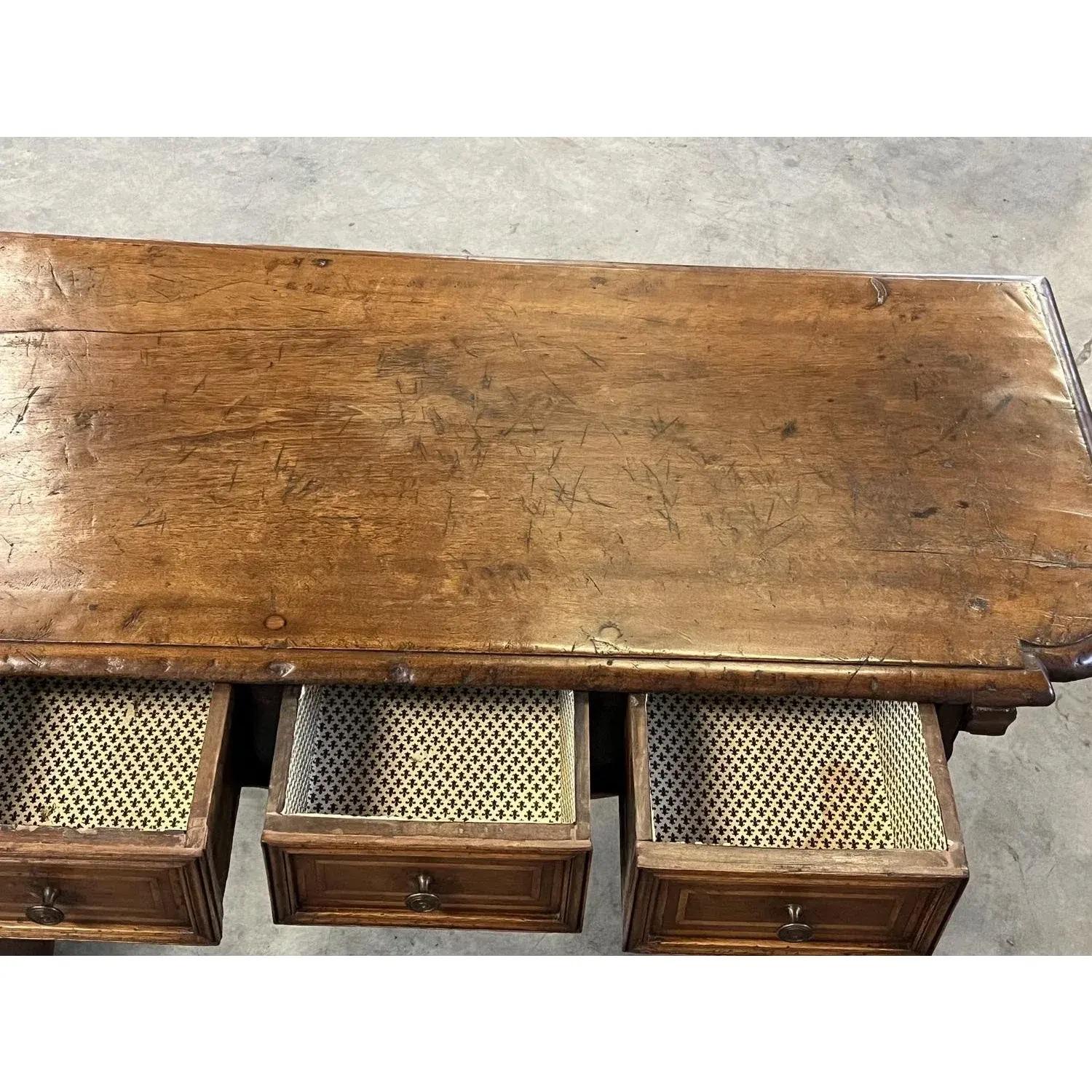 Italienischer Nussbaum-Konsolentisch aus dem 18. im Zustand „Gut“ im Angebot in Carmine, TX