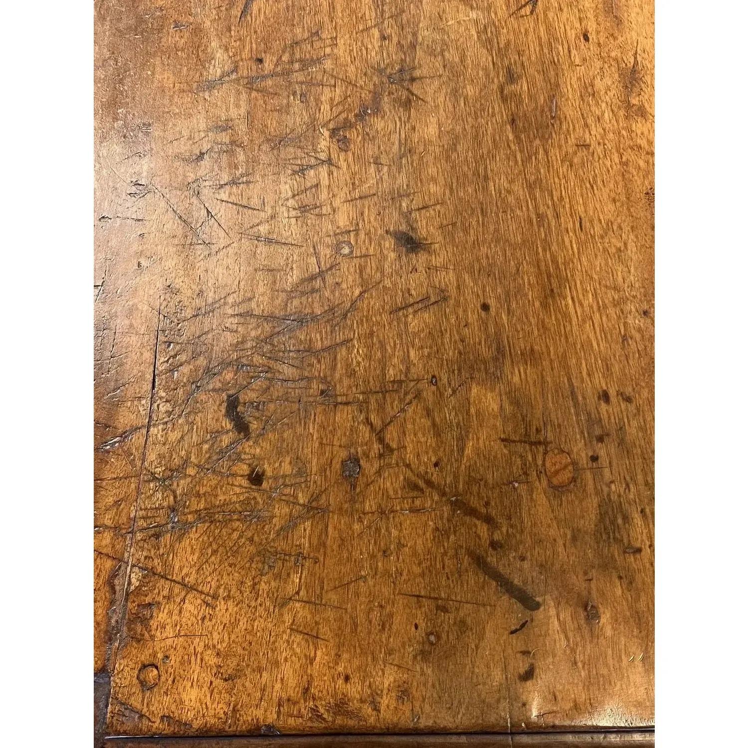 Italienischer Nussbaum-Konsolentisch aus dem 18. (Walnuss) im Angebot
