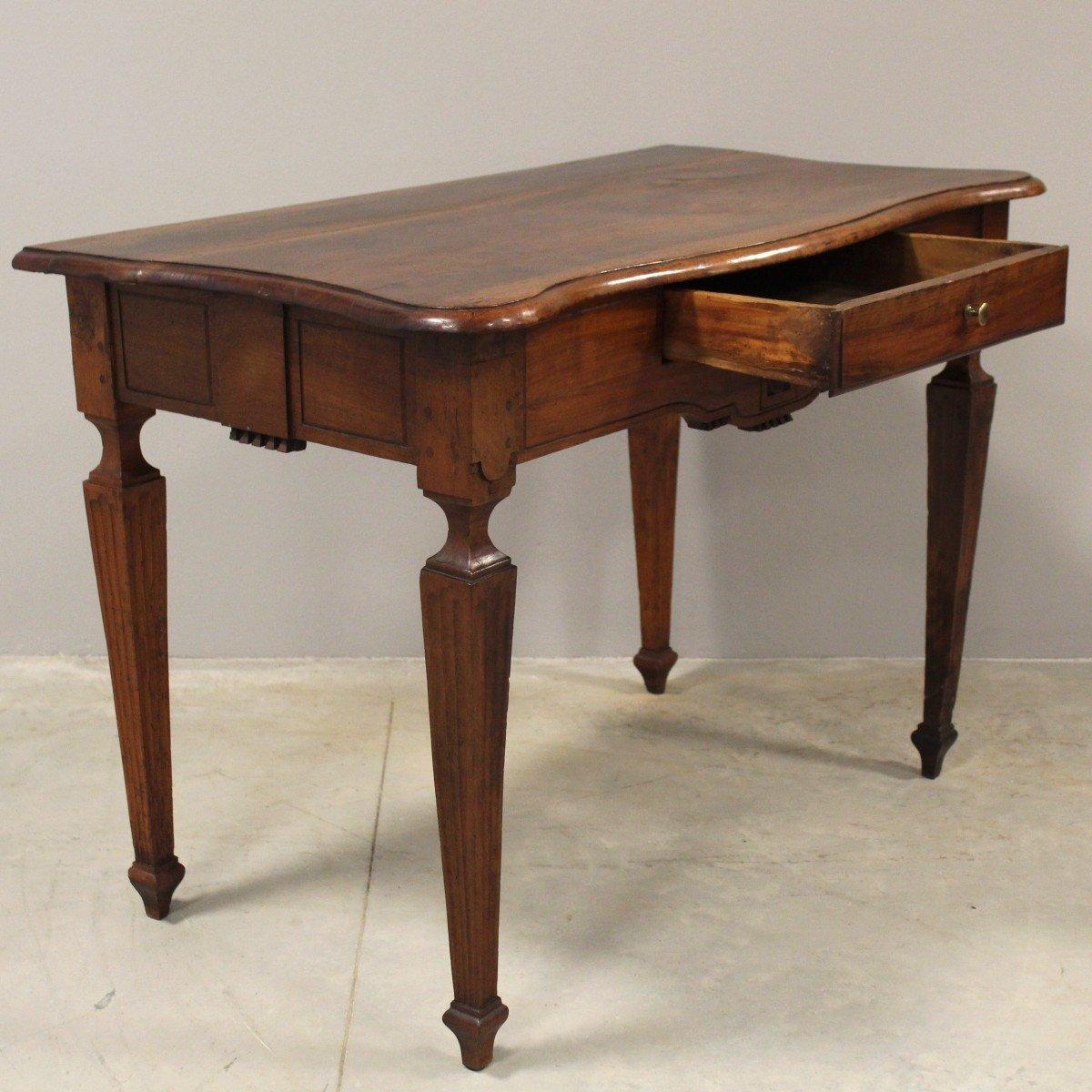 18th Century Italian Walnut Console Table with Serpentine Top and Carved Apron 7