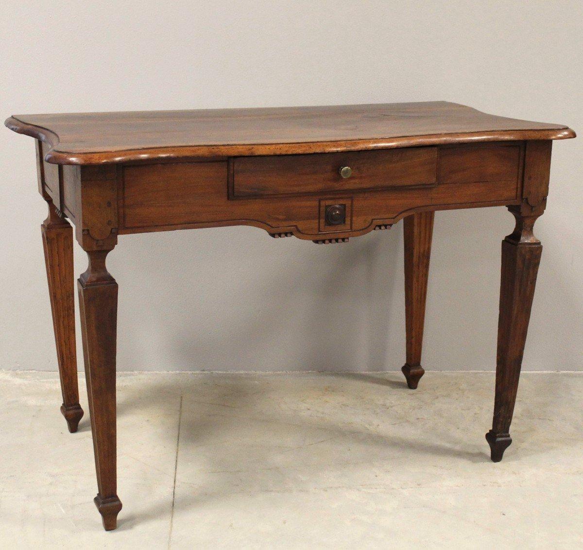 18th Century Italian Walnut Console Table with Serpentine Top and Carved Apron In Good Condition In Atlanta, GA