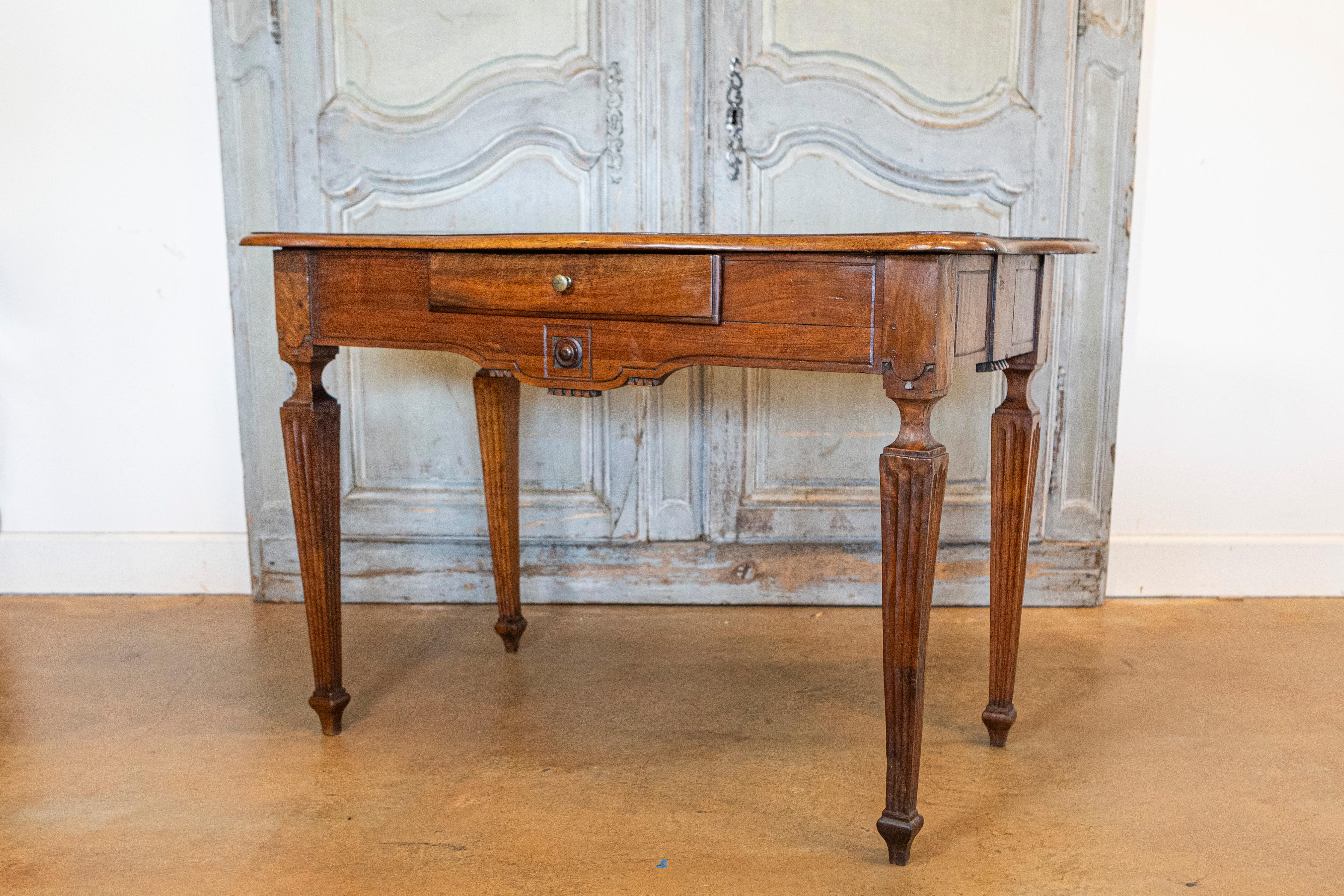 18th Century Italian Walnut Console Table with Serpentine Top and Carved Apron In Good Condition For Sale In Atlanta, GA