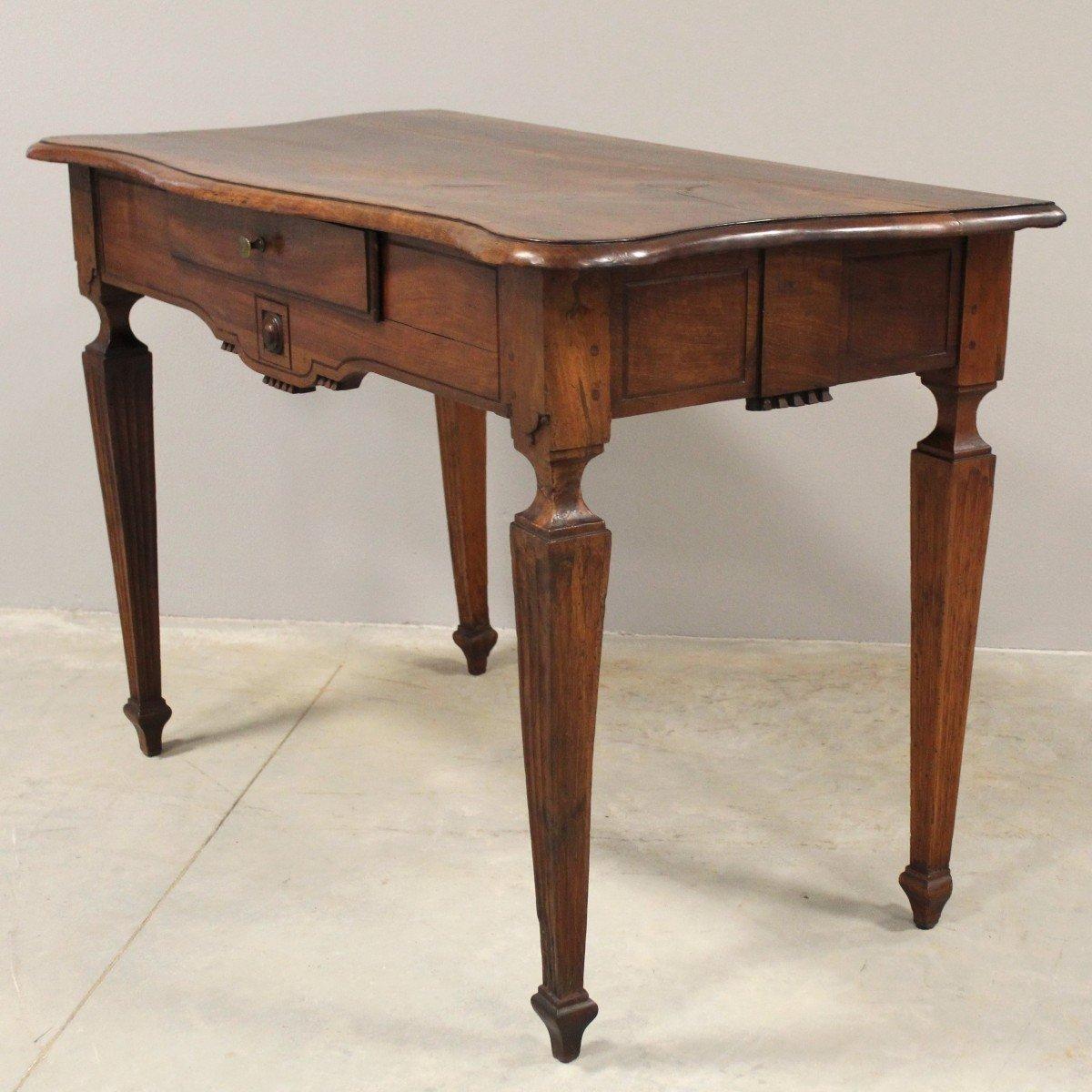 18th Century and Earlier 18th Century Italian Walnut Console Table with Serpentine Top and Carved Apron