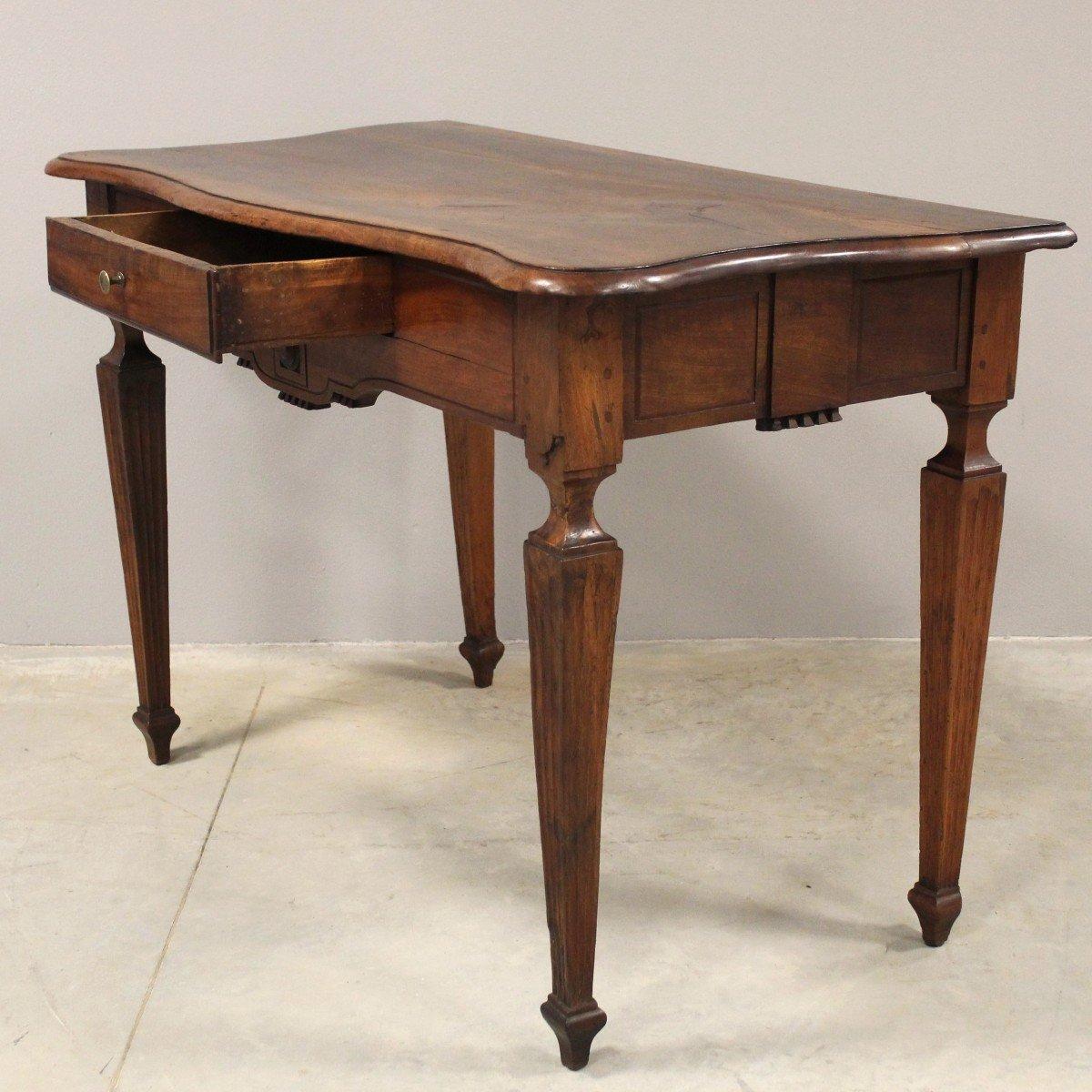 18th Century Italian Walnut Console Table with Serpentine Top and Carved Apron 1