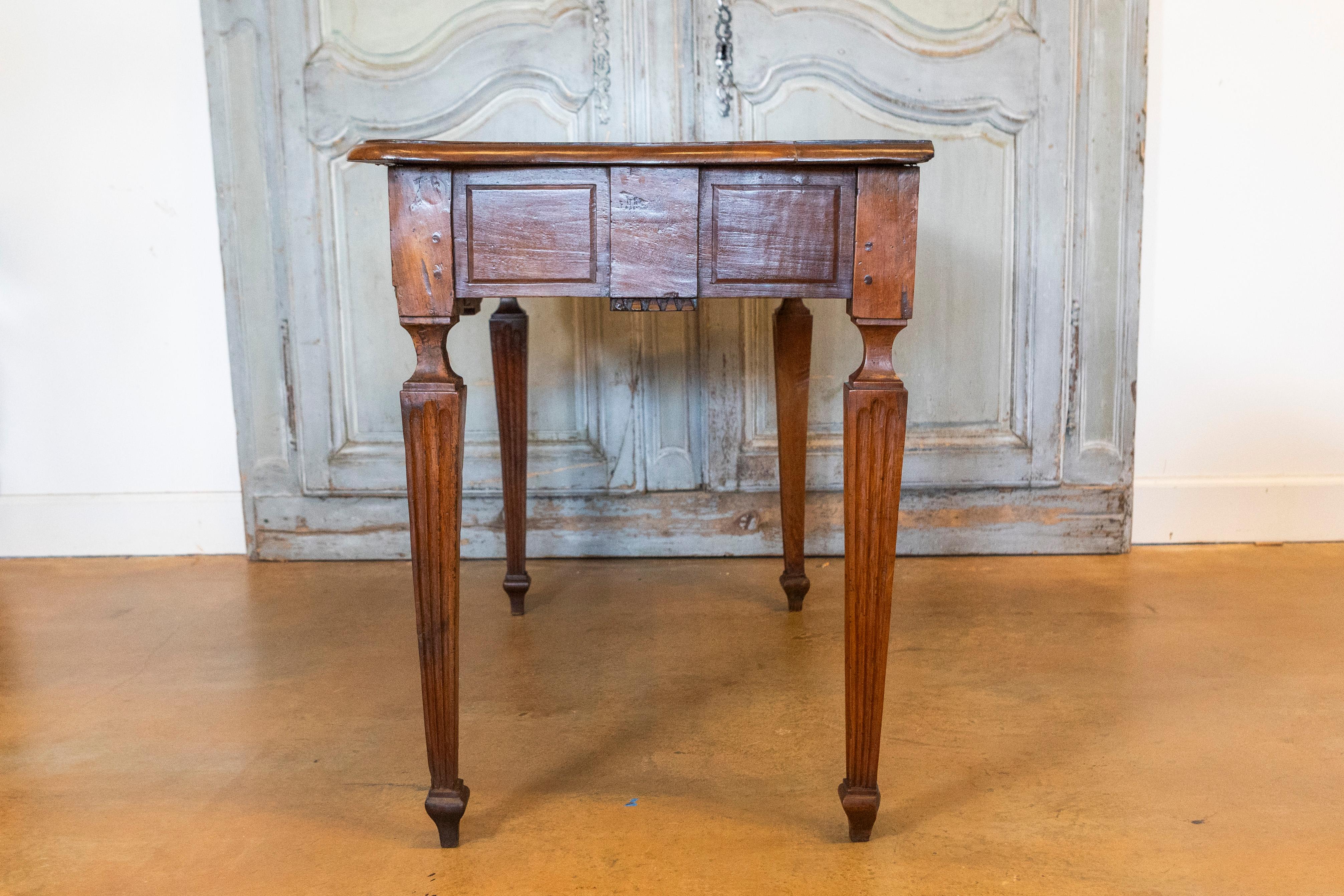 18th Century Italian Walnut Console Table with Serpentine Top and Carved Apron For Sale 1