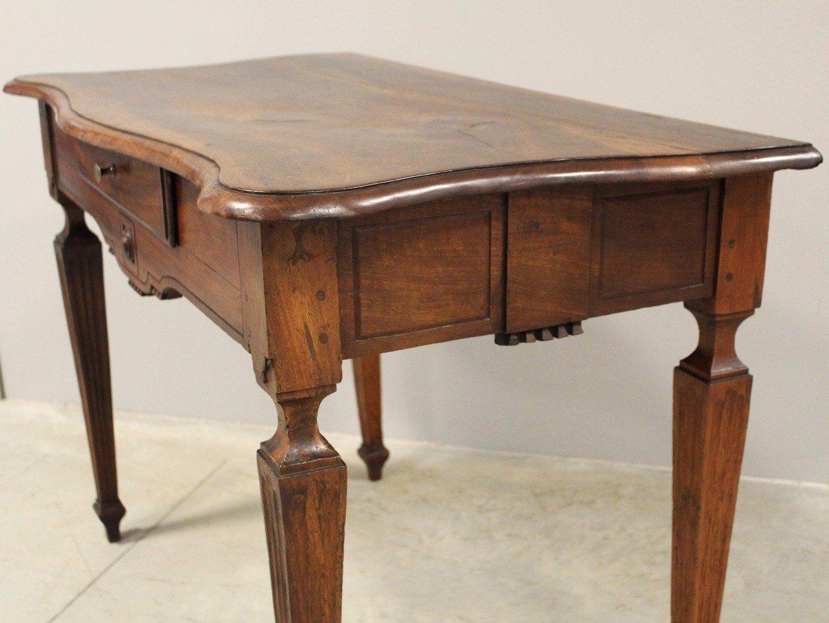 18th Century Italian Walnut Console Table with Serpentine Top and Carved Apron 4