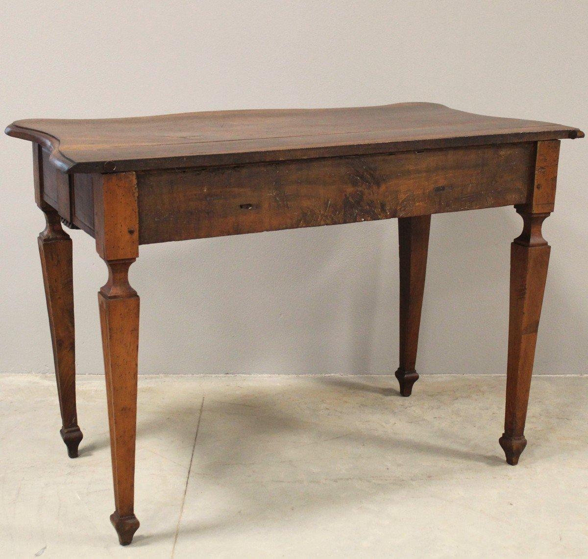 18th Century Italian Walnut Console Table with Serpentine Top and Carved Apron 5