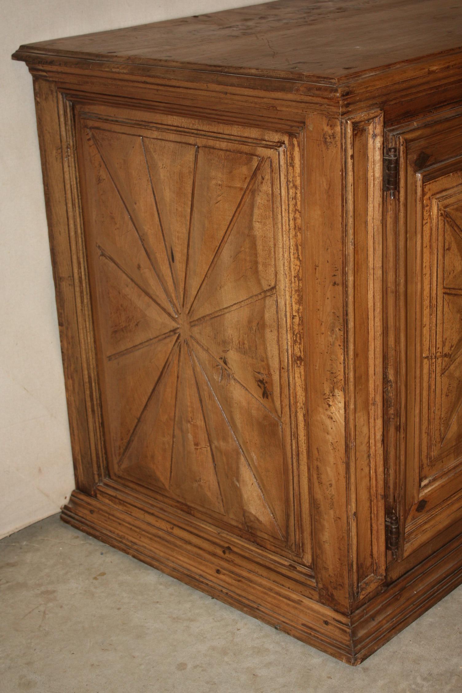 18th Century Italian Walnut Credenza In Good Condition In Fairhope, AL