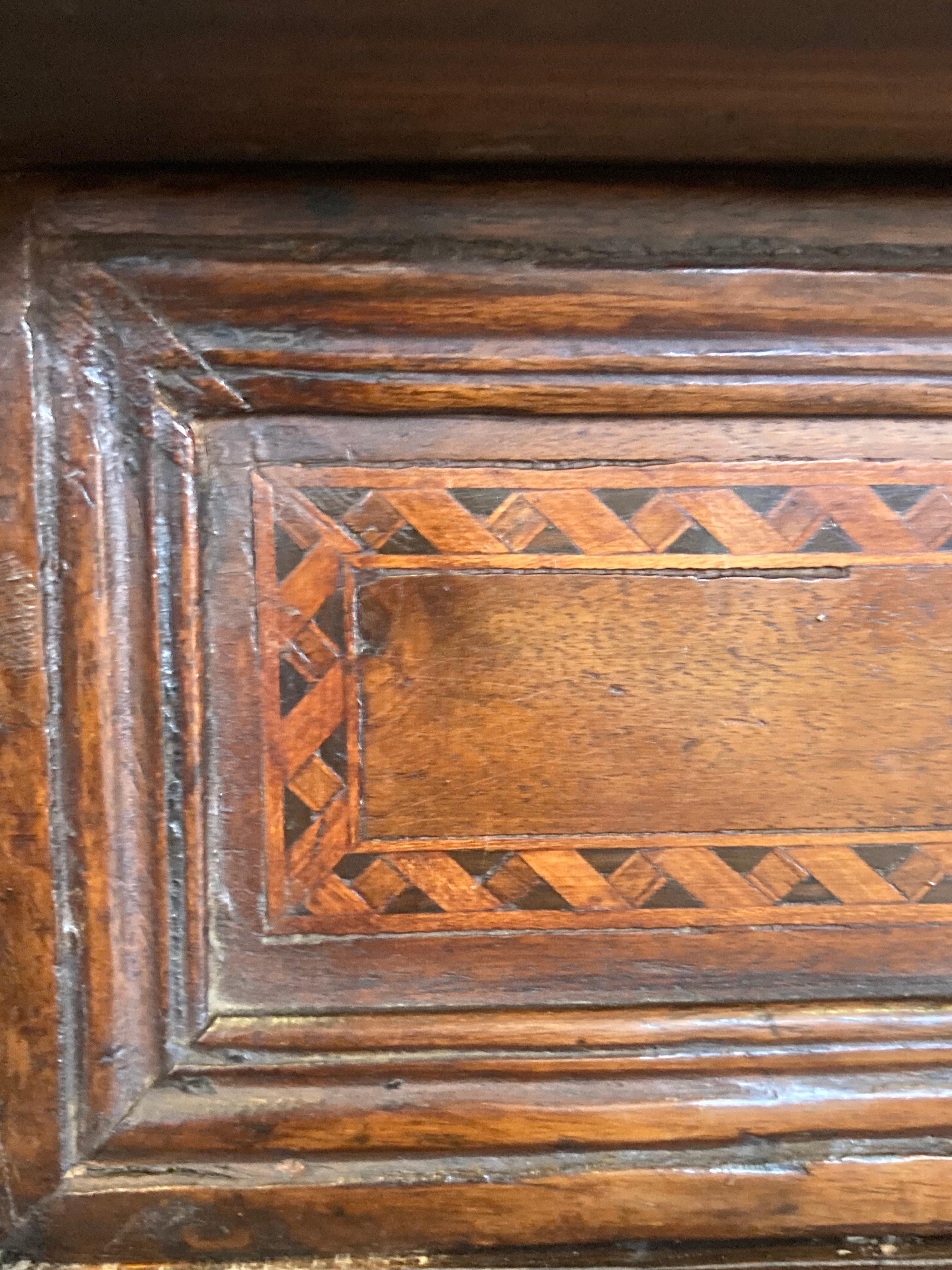 Credenza italiana de nogal del siglo XVIII con incrustaciones 3